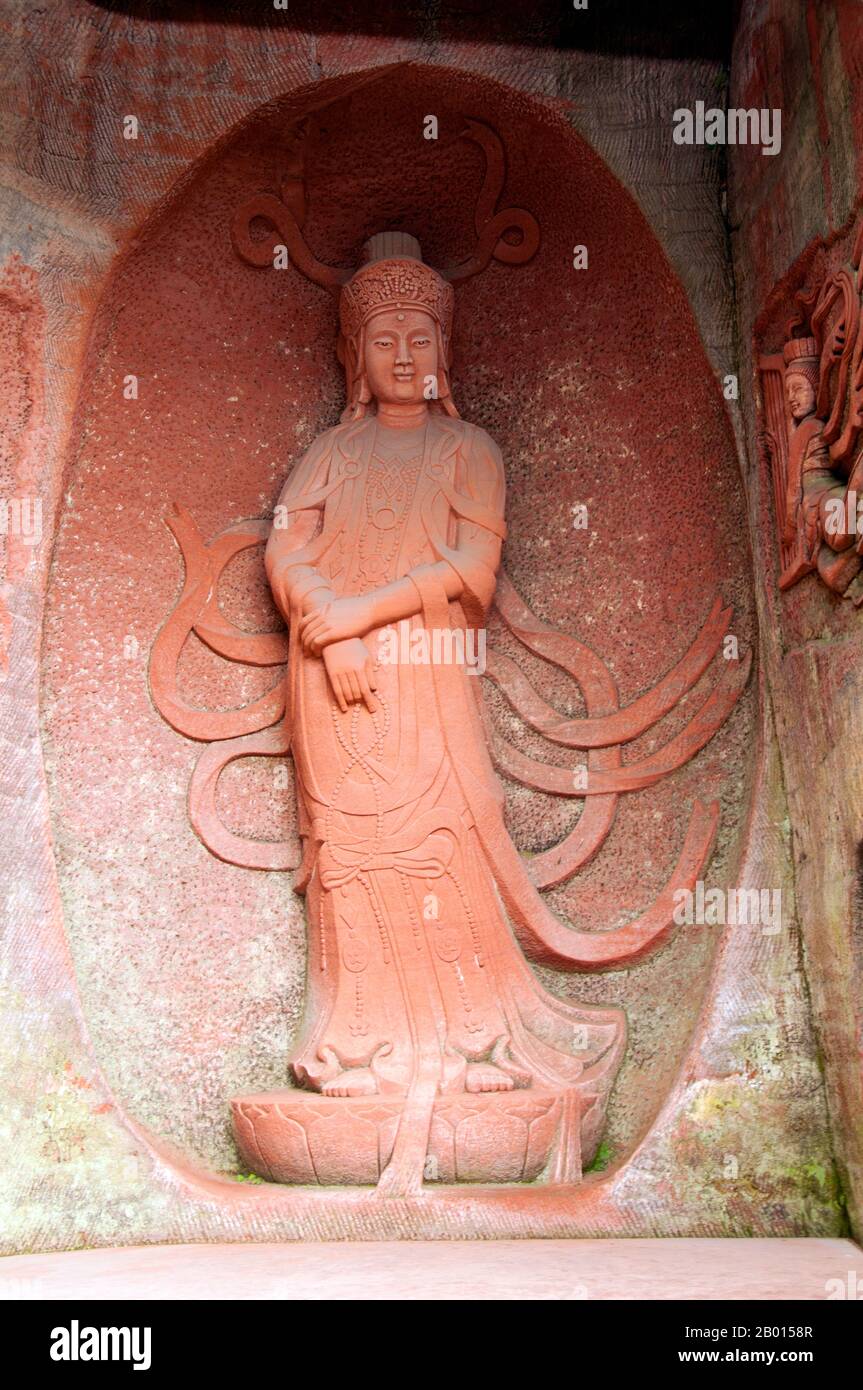 Cina: Scultura della grotta di Guanyin, Lingyun Shan (torreggiante collina della nuvola), Leshan, Provincia di Sichuan. Guanyin è il bodhisattva associato alla compassione come venerato dai buddisti dell'Asia orientale, solitamente come una femmina. Il nome Guanyin è breve per Guanshiyin che significa 'osservare i suoni (o grida) del mondo'. A volte viene anche chiamata Guanyin Pusa. Nel Buddismo, un bodhisattva è un'esistenza illuminata (bodhi) (sattva) o un essere-illuminazione o, data la variante Sanscrito spelling satva piuttosto che sattva, 'eroico-mentalità uno (satva) per l'illuminazione (bodhi).' Foto Stock