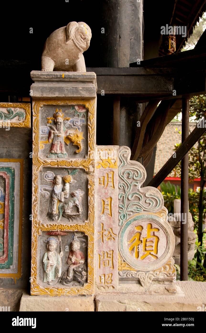Cina: Dettaglio su una scala in Baoguo si (dichiarare Tempio della Nazione), ai piedi di Emeishan (Monte Emei), provincia di Sichuan. Baoguo si (Tempio della Nazione Declare), ai piedi del Monte Emei, fu costruito per la prima volta nel XVI secolo durante la Dinastia Ming (1368-1644). A 3,099 metri (10,167 piedi), Mt. Emei è la più alta delle quattro Sacre montagne buddiste della Cina. Il patrono bodhisattva di Emei è Samantabhadra, conosciuto in cinese come Puxian. Fonti del XVI e XVII secolo alludono alla pratica delle arti marziali nei monasteri del Monte Emei. Foto Stock