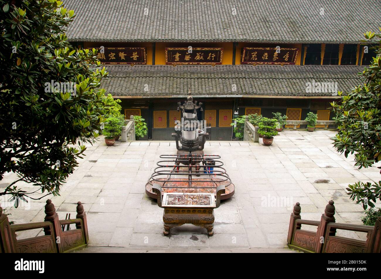 Cina: Baoguo si (Tempio della nazione dichiarante), ai piedi di Emeishan (Monte Emei), provincia di Sichuan. Baoguo si (Tempio della Nazione Declare), ai piedi del Monte Emei, fu costruito per la prima volta nel XVI secolo durante la Dinastia Ming (1368-1644). A 3,099 metri (10,167 piedi), Mt. Emei è la più alta delle quattro Sacre montagne buddiste della Cina. Il patrono bodhisattva di Emei è Samantabhadra, conosciuto in cinese come Puxian. Fonti del XVI e XVII secolo alludono alla pratica delle arti marziali nei monasteri del Monte Emei. Foto Stock