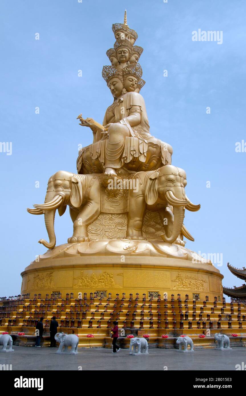 Cina: Bodhisattva Puxian al vertice d'oro (Jin Ding), Emeishan (Monte Emei), provincia di Sichuan. Bodhisattva Puxian, noto anche come Samantabhadra, è il protettore del Monte Emei. Samantabhadra è un buddismo Bodhisattva in Mahayana associato alla pratica buddista e alla meditazione. In Cina è associato all'azione. A 3,099 metri (10,167 piedi), Mt. Emei è la più alta delle quattro Sacre montagne buddiste della Cina. Il patrono bodhisattva di Emei è Samantabhadra, conosciuto in cinese come Puxian. fonti del xvi e xvii secolo alludono alla pratica delle arti marziali nei monasteri. Foto Stock