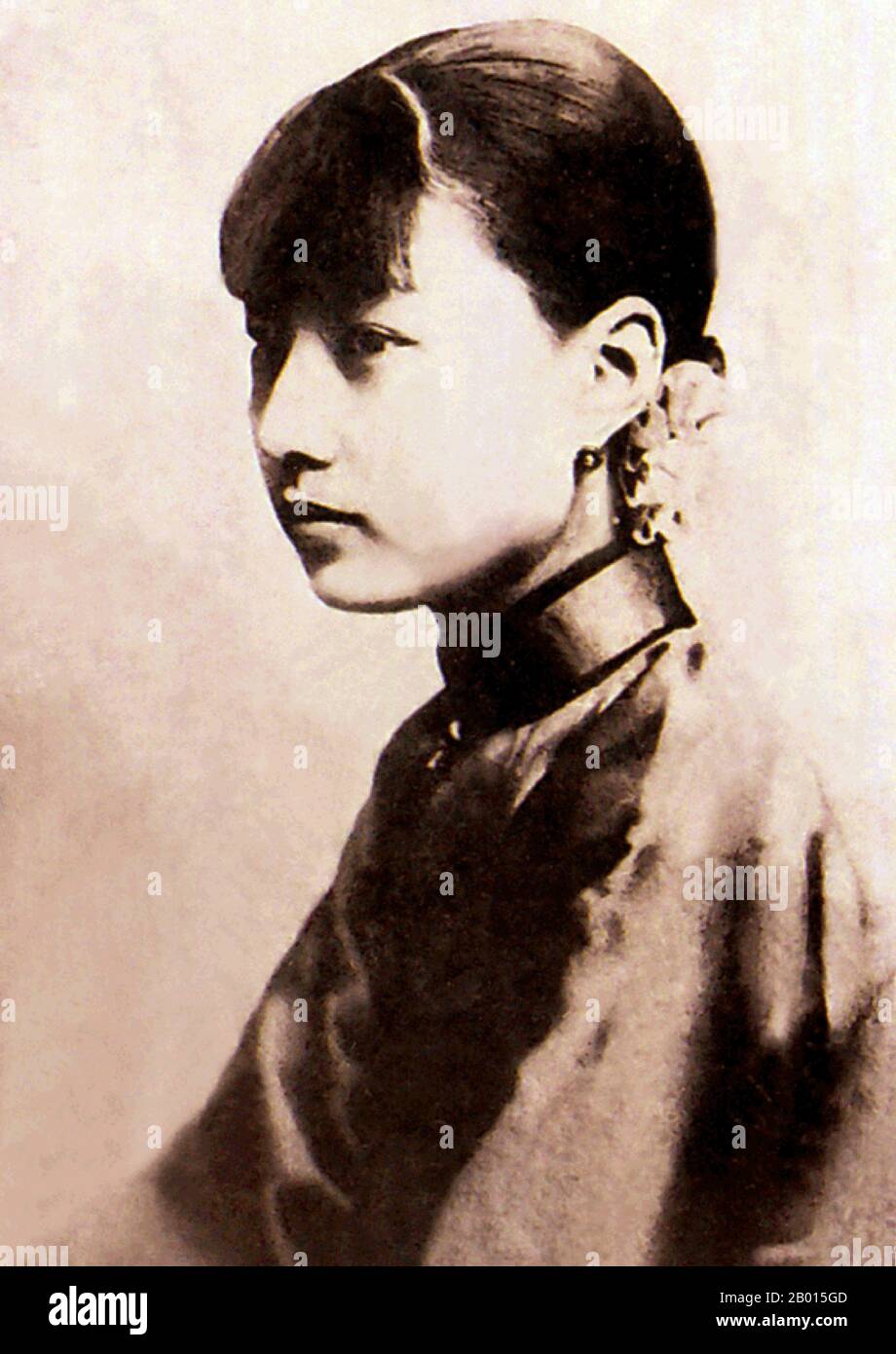Cina: Il celebre cantante dell'Opera di Pechino Meng Xiaodong (1907-1977), c.. 1920-1930. Meng Xiaodong è nato a Shanghai nel 1907 e all'età di 13 anni cantava già Peking Opera al complesso di intrattenimento da Shijie 'Great World'. Nel corso della sua carriera professionale ha cantato in tutta la Cina, tornando sempre a Shanghai. Nell'opera cinese, ha sempre suonato uomini bearded. Nel 1925, Meng Xiaodong, 18 anni, nato a Shanghai, ha incontrato Mei lanfang per la prima volta mentre si esibiva sul palco durante una festa di compleanno del ministro a Pechino. Foto Stock