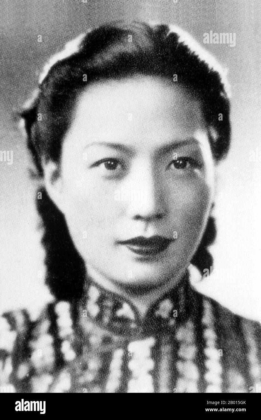 Cina: Il celebre cantante dell'Opera di Pechino Meng Xiaodong (1907-1977). Meng Xiaodong è nato a Shanghai nel 1907 e all'età di 13 anni cantava già Peking Opera al complesso di intrattenimento da Shijie 'Great World'. Nel corso della sua carriera professionale ha cantato in tutta la Cina, tornando sempre a Shanghai. Nell'opera cinese, ha sempre suonato uomini bearded. Nel 1925, Meng Xiaodong, 18 anni, nato a Shanghai, ha incontrato Mei lanfang per la prima volta mentre si esibiva sul palco durante una festa di compleanno del ministro a Pechino. Foto Stock