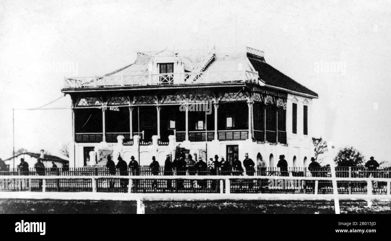 Cina: La tribuna del randello di Shanghai in 1865. Lo Shanghai Race Club è stato l'organizzazione originale di corse di cavalli per Shanghai, Cina. Quando il primo incontro di corse di cavalli a Shanghai ebbe luogo nel corso del 1848, lo Shanghai Race Club era conosciuto come Race Committee del Shanghai Recreation Club. Nel 1855 divenne un Club. Nel 1862 si staccò dallo Shanghai Recreation Club per diventare un organismo indipendente. Lo Shanghai Race Club ha chiuso nel 1941 e riformato nel 2006. Foto Stock