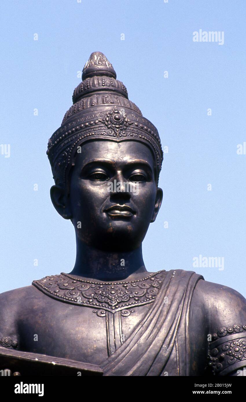 Thailandia: Statua del re Ramkhamhaeng il Grande, Parco storico di Sukhothai. Pho Khun RAM Khamhaeng (c. 1237/1247-1298) fu il terzo re della dinastia Phra Ruang, che governò il regno Sukhothai (precursore del regno moderno della Thailandia) dal 1279 al 1298, durante la sua epoca più prospera. Gli è accreditato con la creazione dell'alfabeto thailandese e la stabile istituzione del Buddismo Theravada come la religione di stato del regno. La borsa di studio recente ha messo in dubbio il suo ruolo, tuttavia, notando che molte delle informazioni relative al suo governo possono essere state fabbricate. Foto Stock