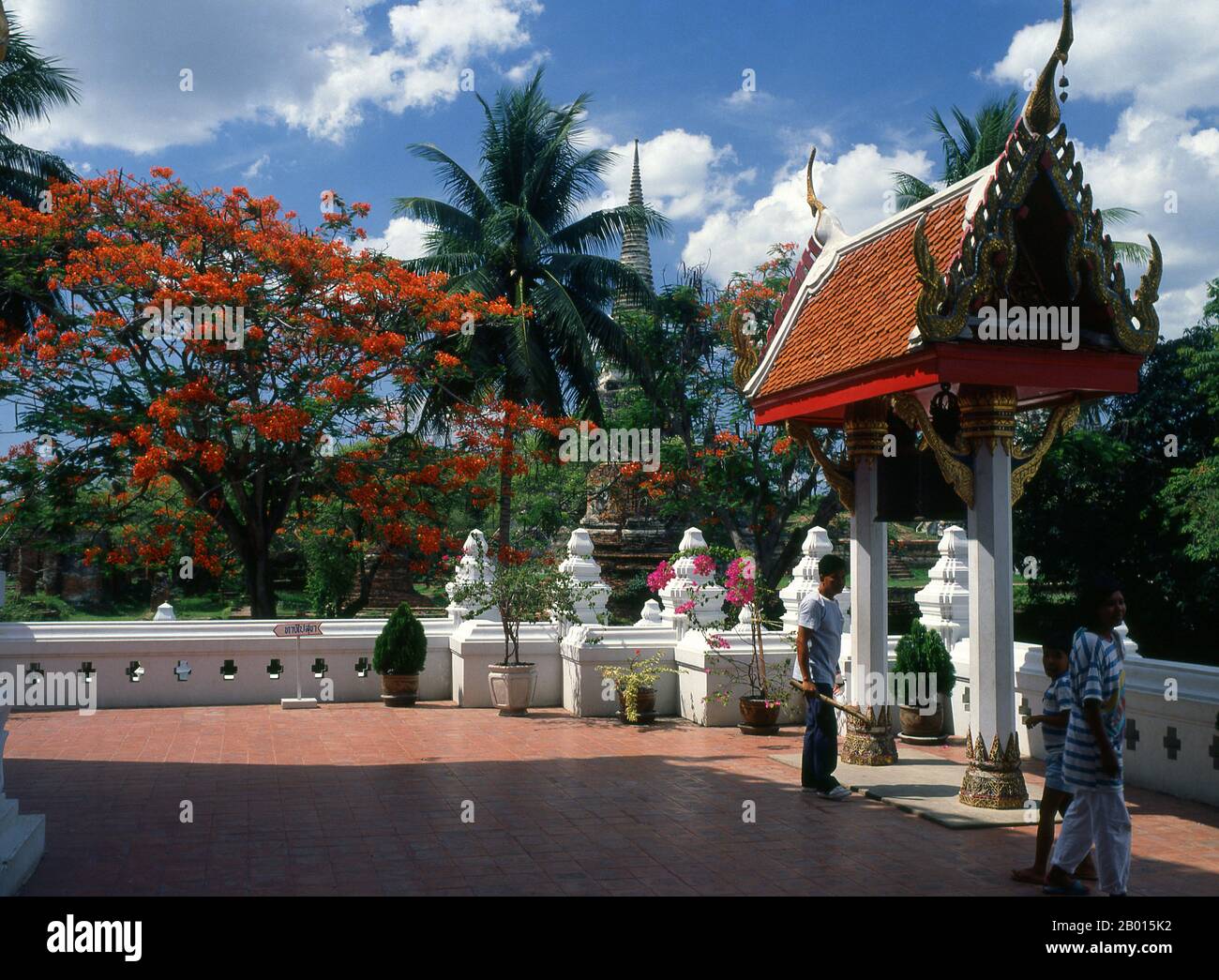 Thailandia: Viharn Mongkol Bopit, Ayutthaya Historical Park. Viharn Mongkol Bopit (Wihaan Mongkhon Bophit) contiene un'immagine di Buddha di bronzo del XV secolo, una delle più grandi della Thailandia. Ayutthaya (Ayudhya)) era un regno siamese che esisteva dal 1351 al 1767. Ayutthaya era amichevole verso i commercianti stranieri, compreso il cinese, vietnamita (Annamese), indiani, giapponesi e persiani, E poi le potenze europee, permettendo loro di creare villaggi fuori dalle mura della città. Nel sedicesimo secolo, è stato descritto dai commercianti stranieri come una delle città più grandi e più ricche nell'est. Foto Stock