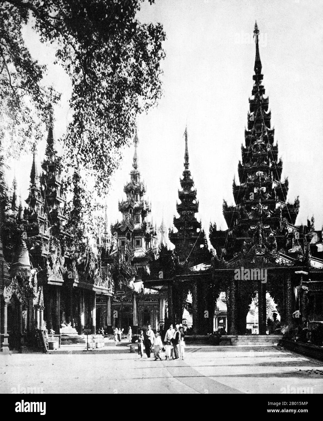 Birmania/Myanmar: Chedis all'interno del composto di pagoda Shwedagon, Rangoon, c. anni '20. La stupa dorata di 322 m (98 piedi) della Pagoda di Shwedagon domina lo skyline di Rangoon dal suo punto panoramico sulla collina di Singuttara nel centro della città, ed è il monumento buddista più conosciuto della Birmania. Anche se la leggenda dice che la pagoda è stata costruita durante il periodo di Siddhara Gautama, il Buddha, circa 2,500 anni fa, gli archeologi attribuiscono la costruzione del tempio al popolo Mon un momento tra il VI e il X secolo d.C. Viene spesso chiamata la 'Pagoda d'Oro'. Foto Stock
