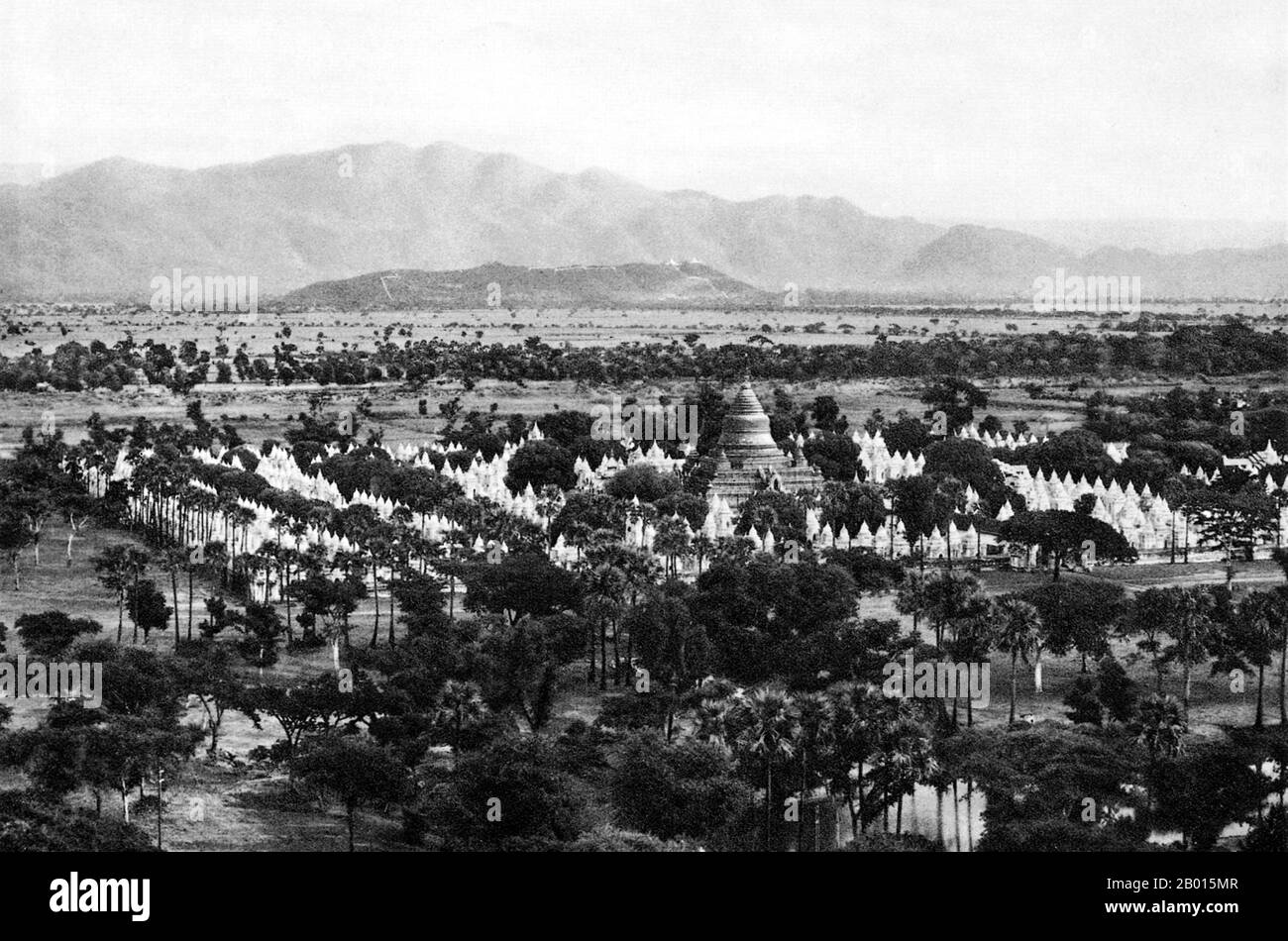 Birmania/Myanmar: Una visione degli anni '20 della Pagoda di Kuthodaw dalla collina di Mandalay. La Pagoda di Kuthodaw, che letteralmente significa Pagoda reale del merito, e formalmente chiamata Mahalawka Marazein, è un tempio buddista e stupa situato a Mandalay, Birmania centrale. Si trova ai piedi della collina di Mandalay ed è stato costruito durante il regno di re Mindon (1808-1878). Lo stupa stesso, che è dorato sopra le sue terrazze, è alto 57 m (188 piedi), ed è modellato sulla Pagoda Shwezigon a Nyaung-U vicino Bagan. Nel terreno della pagoda sono 729 'kyauksa GU' o grotte di pietra-iscrizione, ciascuno contenente una lastra di marmo inscritta. Foto Stock