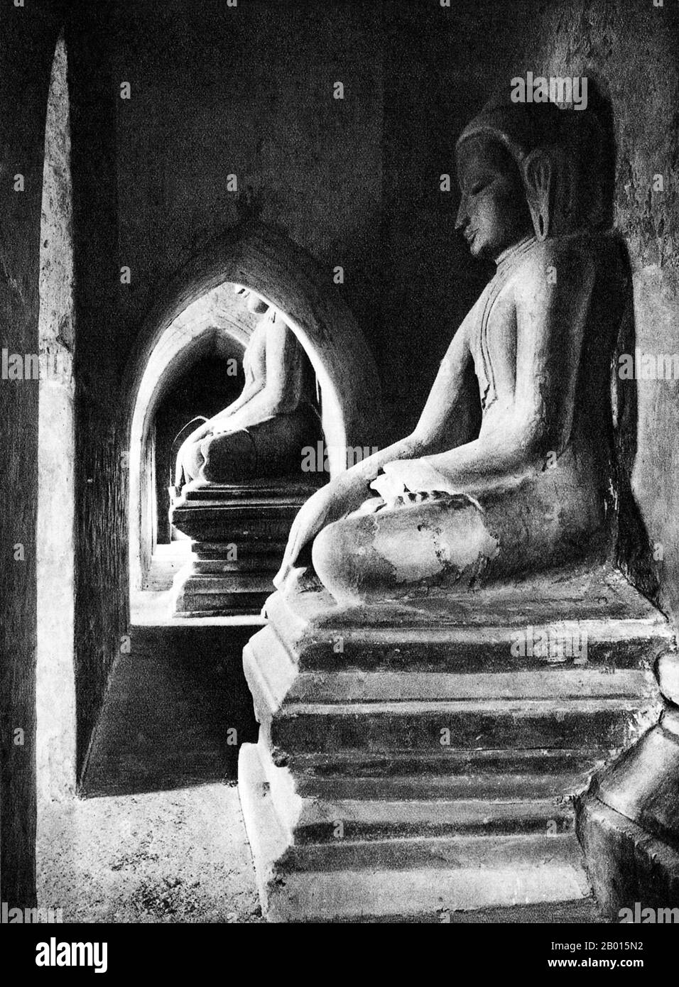 Birmania/Myanmar: Statue di Buddha nella Pagoda di Gawdawpalin a Bagan, nell'alta Birmania, c.. anni '20. Le rovine di Bagan (anche scritto Pagan) coprono un'area di 16 miglia quadrate (41 km2). La maggior parte dei suoi edifici furono costruiti tra l'XI e il XIII secolo, durante il periodo in cui Bagan era la capitale del primo impero birmano. Non fu fino a quando Re Pyinbya trasferì la capitale a Bagan nel 874 d.C. che divenne una città importante. Tuttavia, nella tradizione birmana, la capitale si spostò con ogni regno, e così Bagan fu nuovamente abbandonato fino al regno di re Anawrahta. Foto Stock