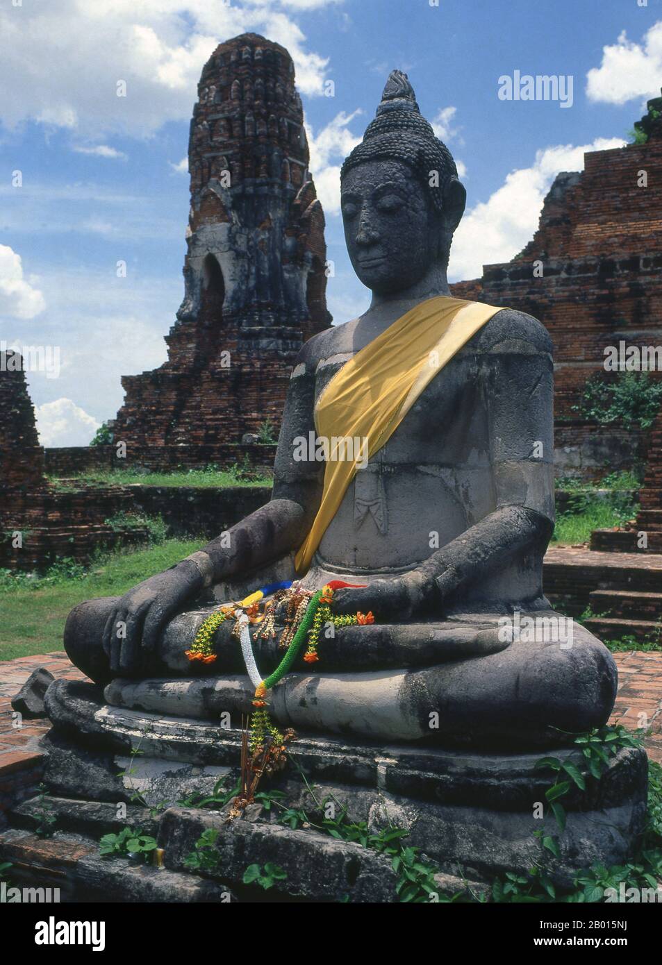 Thailandia: Buddha seduto, Wat Phra Mahathat, Ayutthaya Historical Park. Wat Phra Mahathat fu costruito durante il regno di Borommaracha i (Boromma Rachathirat i) o Khun Luang Pa Ngua (1370-1388), che era il terzo re del regno di Ayutthaya. Ayutthaya (Ayudhya) era un regno siamese che esisteva dal 1351 al 1767. Ayutthaya era amichevole verso i commercianti stranieri, compreso il cinese, vietnamita (Annamese), indiani, giapponesi e persiani, E poi i portoghesi, spagnoli, olandesi e francesi, permettendo loro di creare villaggi fuori dalle mura della città. Foto Stock