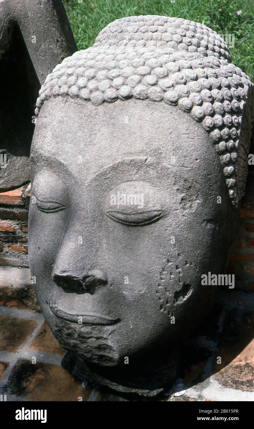 Thailandia: Il Buddha si dirige nel Parco storico di Ayutthaya. Ayutthaya (Ayudhya) era un regno siamese che esisteva dal 1351 al 1767. Ayutthaya era amichevole verso i commercianti stranieri, compreso il cinese, vietnamita (Annamese), indiani, giapponesi e persiani, E poi i portoghesi, spagnoli, olandesi e francesi, permettendo loro di creare villaggi fuori dalle mura della città. Nel sedicesimo secolo, è stato descritto dai commercianti stranieri come una delle città più grandi e più ricche nell'est. La corte del re Narai (1656-1688) aveva forti legami con quella del re Luigi XIV di Francia. Foto Stock