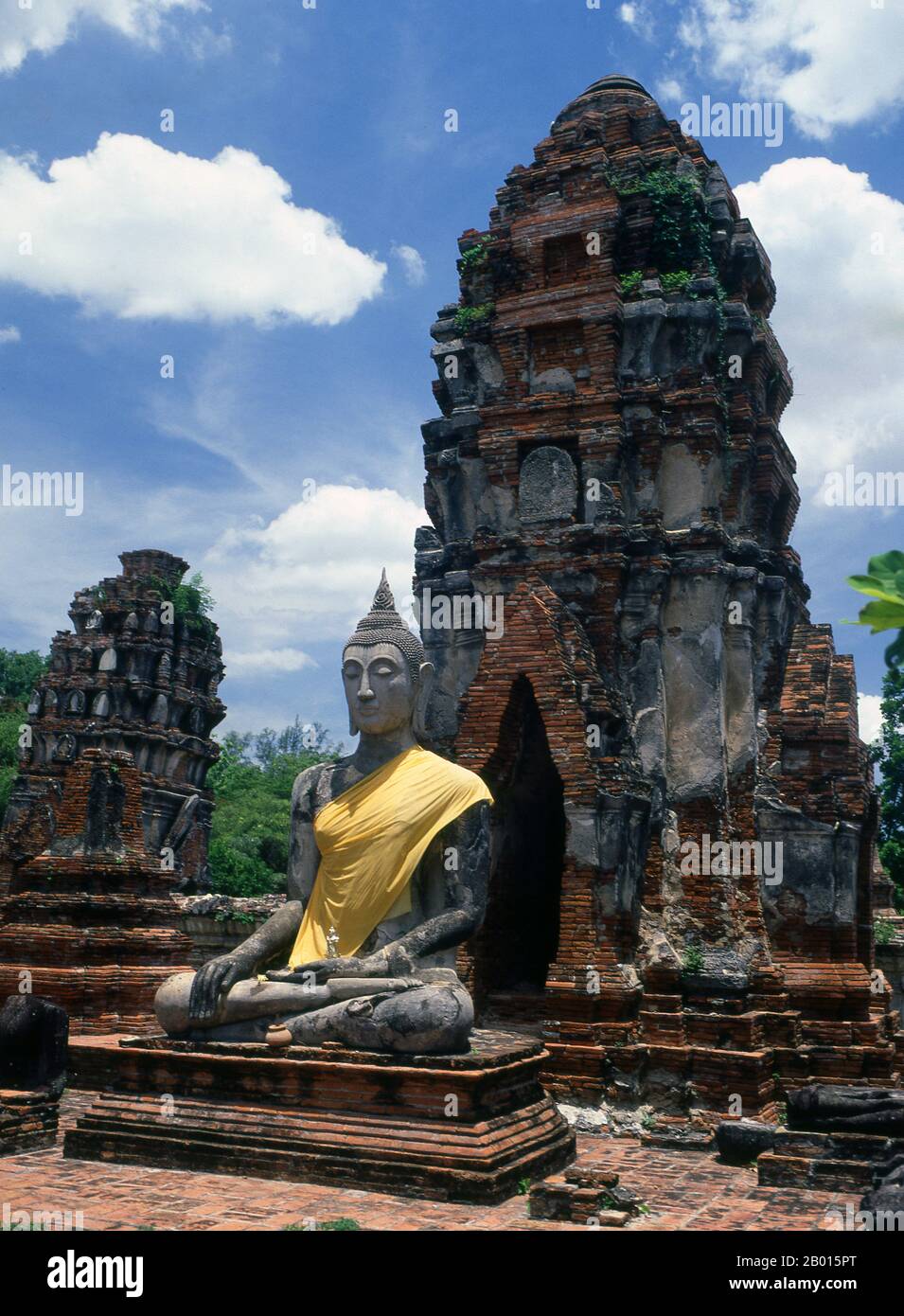 Thailandia: Prang e Buddha in stile Khmer, Wat Phra Mahathat, Ayutthaya Historical Park. Wat Phra Mahathat fu costruito durante il regno di Borommaracha i (Boromma Rachathirat i) o Khun Luang Pa Ngua (1370-1388), che era il terzo re del regno di Ayutthaya. Ayutthaya (Ayudhya) era un regno siamese che esisteva dal 1351 al 1767. Ayutthaya era amichevole verso i commercianti stranieri, compreso il cinese, vietnamita (Annamese), indiani, giapponesi e persiani, E poi i portoghesi, spagnoli, olandesi e francesi, permettendo loro di creare villaggi fuori dalle mura della città. Foto Stock