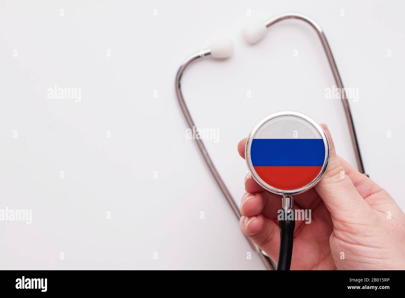 Concetto di assistenza sanitaria in Russia. Medico che detiene uno stetoscopio medico. Foto Stock