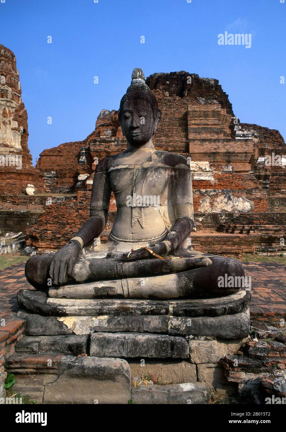 Thailandia: Buddha, Wat Phra Mahathat, Ayutthaya Historical Park. Wat Phra Mahathat fu costruito durante il regno di Borommaracha i (Boromma Rachathirat i) o Khun Luang Pa Ngua (1370-1388), che era il terzo re del regno di Ayutthaya. Ayutthaya (Ayudhya) era un regno siamese che esisteva dal 1351 al 1767. Ayutthaya era amichevole verso i commercianti stranieri, compreso il cinese, vietnamita (Annamese), indiani, giapponesi e persiani, E poi i portoghesi, spagnoli, olandesi e francesi, permettendo loro di creare villaggi fuori dalle mura della città. Foto Stock