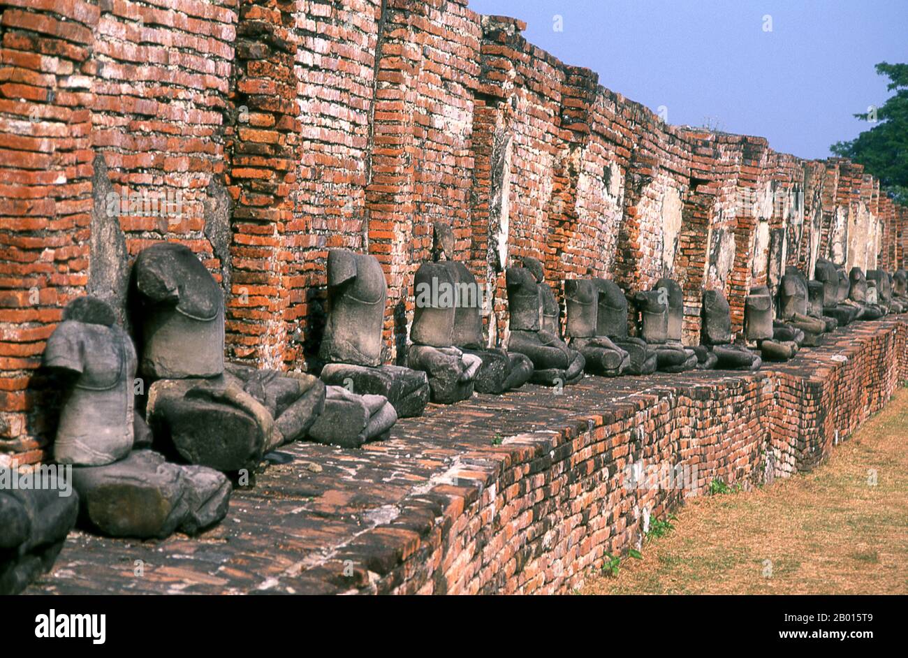 Thailandia: Buddha senza testa, Wat Phra Mahathat, Ayutthaya Historical Park. Wat Phra Mahathat fu costruito durante il regno di Borommaracha i (Boromma Rachathirat i) o Khun Luang Pa Ngua (1370-1388), che era il terzo re del regno di Ayutthaya. Ayutthaya (Ayudhya) era un regno siamese che esisteva dal 1351 al 1767. Ayutthaya era amichevole verso i commercianti stranieri, compreso il cinese, vietnamita (Annamese), indiani, giapponesi e persiani, E poi i portoghesi, spagnoli, olandesi e francesi, permettendo loro di creare villaggi fuori dalle mura della città. Foto Stock