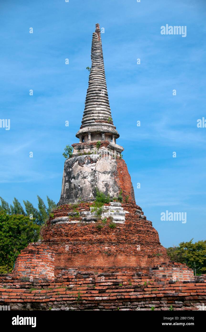 Thailandia: Chedi, Wat Phra Mahathat, Ayutthaya Historical Park. Wat Phra Mahathat fu costruito durante il regno di Borommaracha i (Boromma Rachathirat i) o Khun Luang Pa Ngua (1370-1388), che era il terzo re del regno di Ayutthaya. Ayutthaya (Ayudhya) era un regno siamese che esisteva dal 1351 al 1767. Ayutthaya era amichevole verso i commercianti stranieri, compreso il cinese, vietnamita (Annamese), indiani, giapponesi e persiani, E poi i portoghesi, spagnoli, olandesi e francesi, permettendo loro di creare villaggi fuori dalle mura della città. Foto Stock