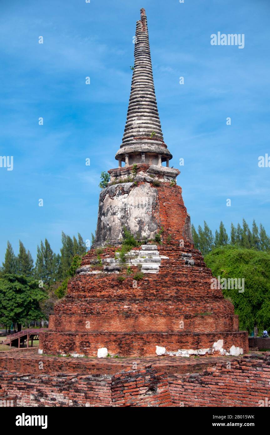 Thailandia: Chedi, Wat Phra Mahathat, Ayutthaya Historical Park. Wat Phra Mahathat fu costruito durante il regno di Borommaracha i (Boromma Rachathirat i) o Khun Luang Pa Ngua (1370-1388), che era il terzo re del regno di Ayutthaya. Ayutthaya (Ayudhya) era un regno siamese che esisteva dal 1351 al 1767. Ayutthaya era amichevole verso i commercianti stranieri, compreso il cinese, vietnamita (Annamese), indiani, giapponesi e persiani, E poi i portoghesi, spagnoli, olandesi e francesi, permettendo loro di creare villaggi fuori dalle mura della città. Foto Stock