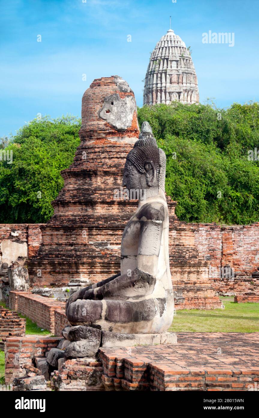 Thailandia: Buddha, Wat Phra Mahathat, Ayutthaya Historical Park. Wat Phra Mahathat fu costruito durante il regno di Borommaracha i (Boromma Rachathirat i) o Khun Luang Pa Ngua (1370-1388), che era il terzo re del regno di Ayutthaya. Ayutthaya (Ayudhya) era un regno siamese che esisteva dal 1351 al 1767. Ayutthaya era amichevole verso i commercianti stranieri, compreso il cinese, vietnamita (Annamese), indiani, giapponesi e persiani, E poi i portoghesi, spagnoli, olandesi e francesi, permettendo loro di creare villaggi fuori dalle mura della città. Foto Stock