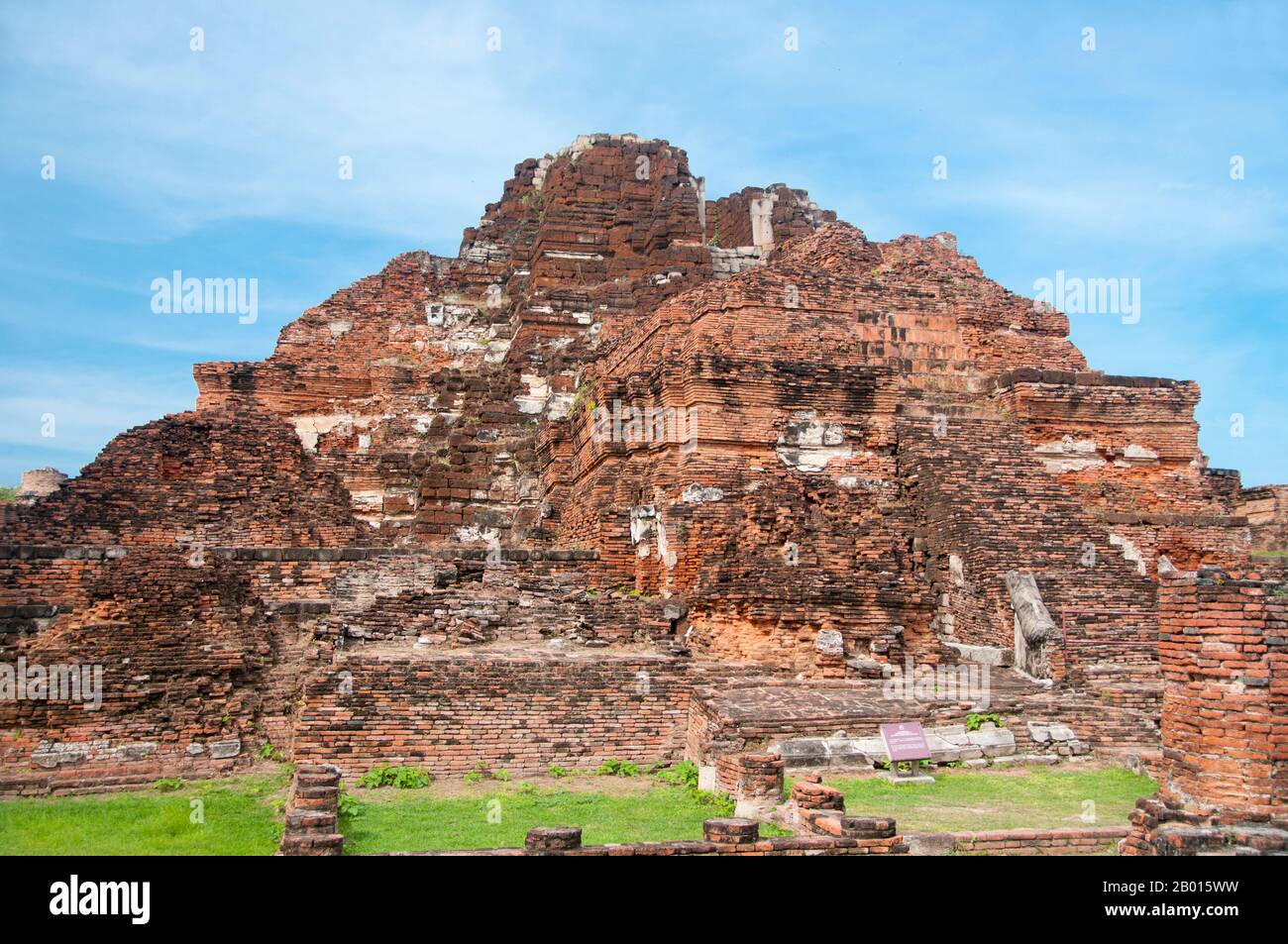 Thailandia: Wat Phra Mahathat, Ayutthaya Historical Park. Wat Phra Mahathat fu costruito durante il regno di Borommaracha i (Boromma Rachathirat i) o Khun Luang Pa Ngua (1370-1388), che era il terzo re del regno di Ayutthaya. Ayutthaya (Ayudhya) era un regno siamese che esisteva dal 1351 al 1767. Ayutthaya era amichevole verso i commercianti stranieri, compreso il cinese, vietnamita (Annamese), indiani, giapponesi e persiani, E poi i portoghesi, spagnoli, olandesi e francesi, permettendo loro di creare villaggi fuori dalle mura della città. Foto Stock