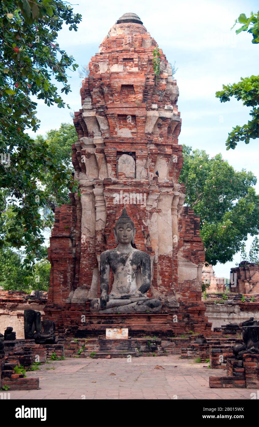 Thailandia: Prang e Buddha in stile Khmer, Wat Phra Mahathat, Ayutthaya Historical Park. Wat Phra Mahathat fu costruito durante il regno di Borommaracha i (Boromma Rachathirat i) o Khun Luang Pa Ngua (1370-1388), che era il terzo re del regno di Ayutthaya. Ayutthaya (Ayudhya) era un regno siamese che esisteva dal 1351 al 1767. Ayutthaya era amichevole verso i commercianti stranieri, compreso il cinese, vietnamita (Annamese), indiani, giapponesi e persiani, E poi i portoghesi, spagnoli, olandesi e francesi, permettendo loro di creare villaggi fuori dalle mura della città. Foto Stock