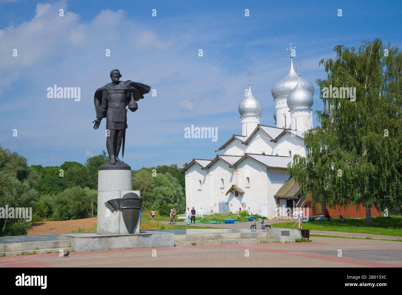Great NOVGOROD, RUSSIA - 02 LUGLIO 2016: Giornata di sole di luglio al monumento di Alexander Nevsky Foto Stock
