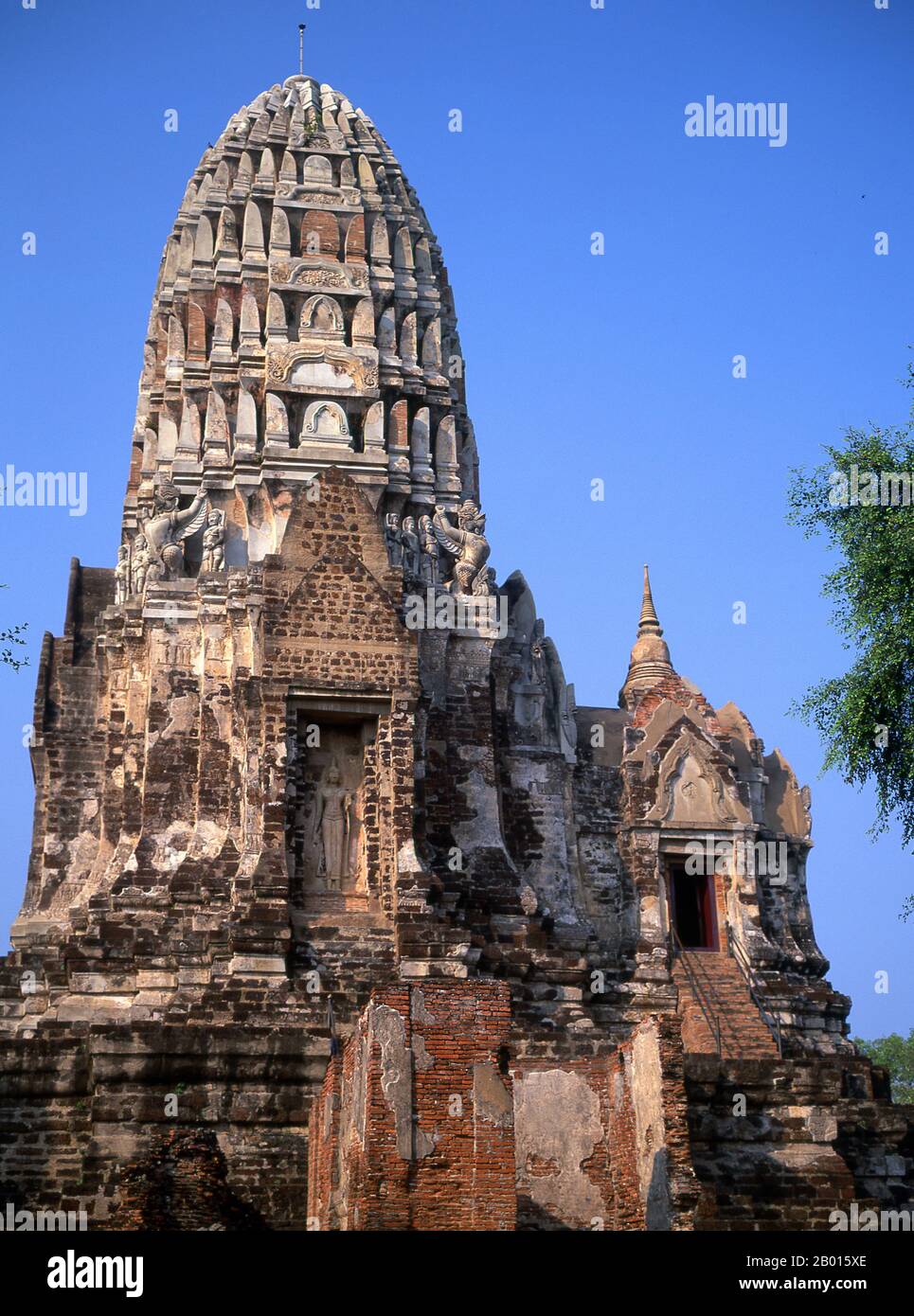 Thailandia: Il ben conservato prang in stile Khmer a Wat Ratburana, Ayutthaya Historical Park. Wat Ratburana (Ratchaburana) fu costruito nel 1424 durante il regno del re Borom Rachathirat II (Borommarachathirat II). Ayutthaya (Ayudhya) era un regno siamese che esisteva dal 1351 al 1767. Ayutthaya era amichevole verso i commercianti stranieri, compreso il cinese, vietnamita (Annamese), indiani, giapponesi e persiani, E poi i portoghesi, spagnoli, olandesi e francesi, permettendo loro di creare villaggi fuori dalle mura della città. Foto Stock