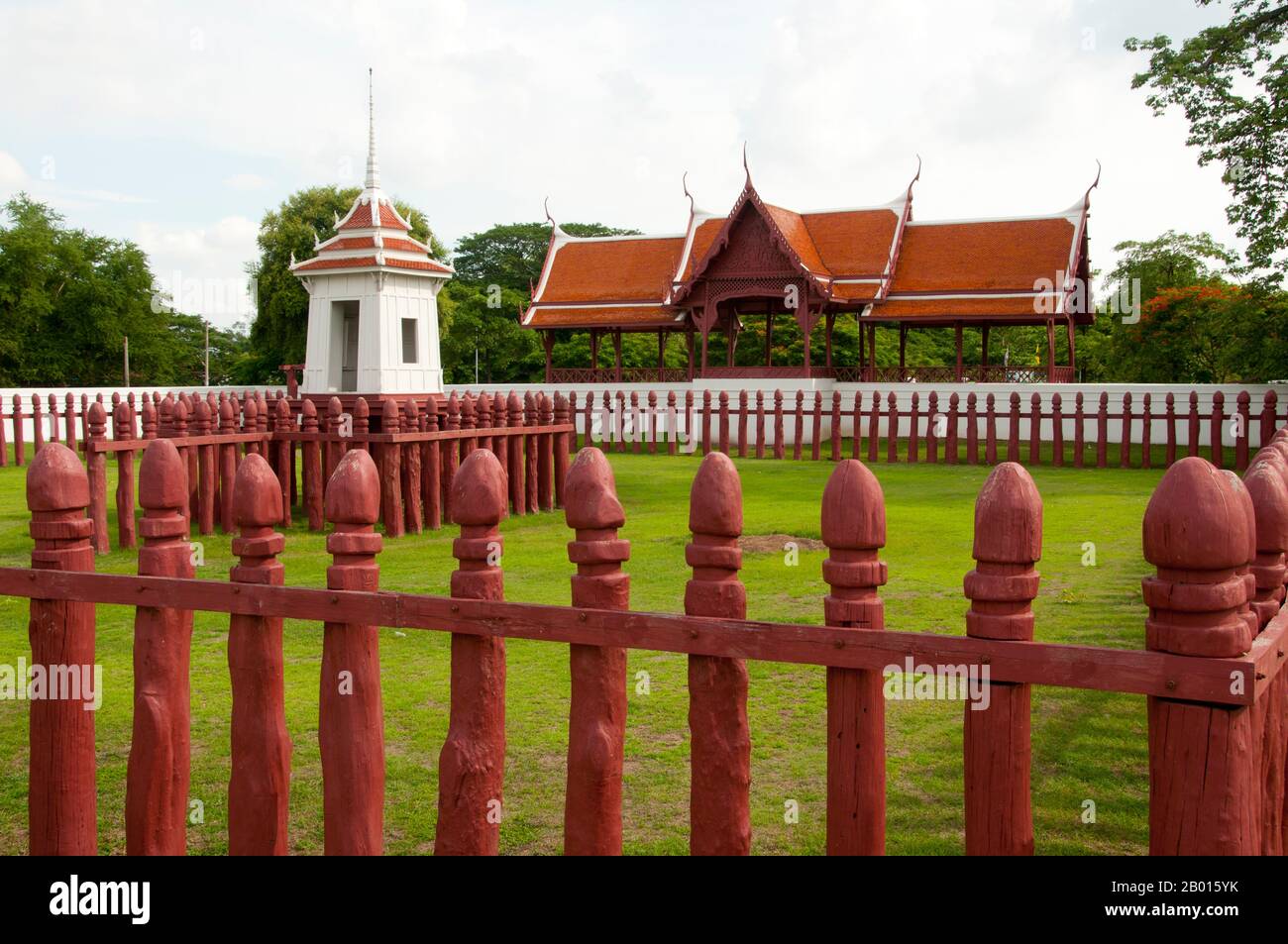 Thailandia: Elephant Kraal, Ayutthaya Historical Park. Il reale elefante Kraal di Ayutthaya è stato pensato per essere originariamente costruito durante il breve regno del re Yodfa anche Yot fa (1535-1548). Ayutthaya (Ayudhya) era un regno siamese che esisteva dal 1351 al 1767. Ayutthaya era amichevole verso i commercianti stranieri, compreso il cinese, vietnamita (Annamese), indiani, giapponesi e persiani, E poi i portoghesi, spagnoli, olandesi e francesi, permettendo loro di creare villaggi fuori dalle mura della città. Nel XVI secolo, fu descritta come una delle città più grandi e più ricche dell'Oriente. Foto Stock