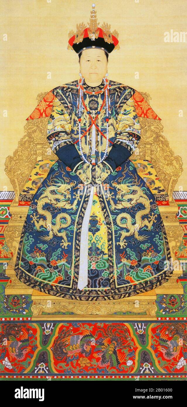 Cina: Imperatrice Xiao Zhuang (28 marzo 1613 - 27 gennaio 1688), granatrice Dowager e discendente della famiglia di Gengis Khan. Rotolo appeso pittura, 17 ° secolo. L'imperatrice Xiaozhuang, nata Borjigit Bumbutai e onorata per la maggior parte della sua vita dal titolo 'Grand Empress Dowager', era la concubina e consorte dell'imperatore Huang Taiji, la madre dell'imperatore Shunzhi e la nonna dell'imperatore Kangxi durante la dinastia Qing. Esercitò un'influenza significativa sulla corte imperiale durante il governo di suo figlio e nipote, ed era conosciuta per la sua saggezza e capacità politica. Foto Stock