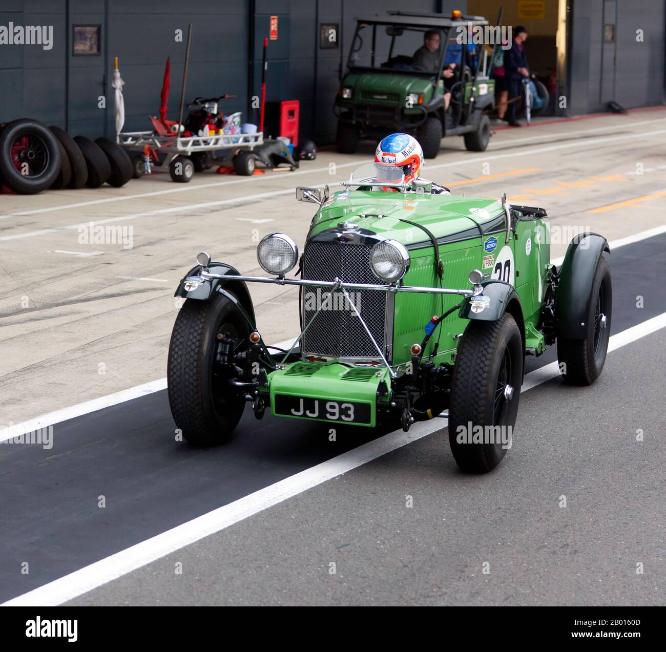 Michael Birch Driving his1933, Green, Talbot AV105 Brooklands lungo la Pit Lane, durante il Bentley Centenary Trophy per le auto sportive pre-guerra Foto Stock