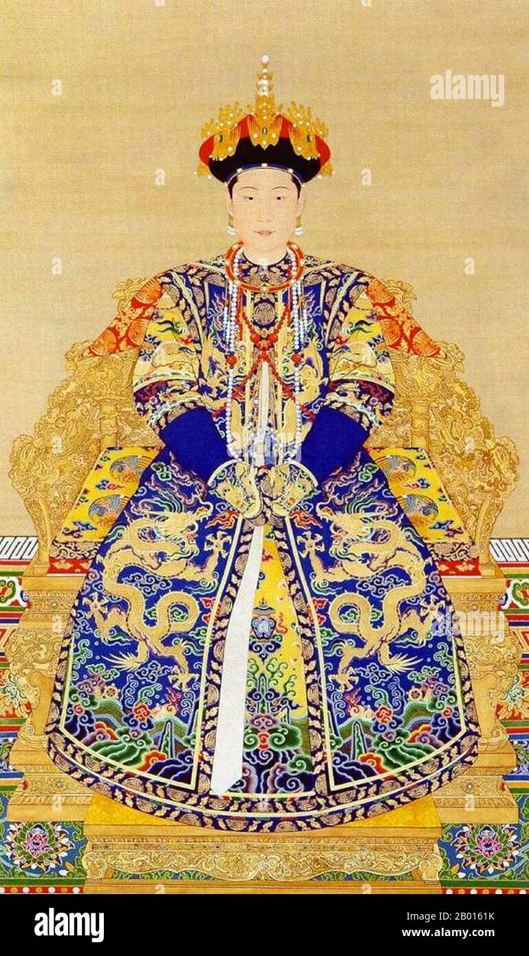 Cina: Imperatrice Xiao Jing Xian (28 giugno 1681 - 29 ottobre 1731), 1° consorte dell'imperatore Yongzheng. Dipinto a spirale sospeso, 18 ° secolo. L'imperatrice Xiaojingxian, nome personale Duoqimuli, proveniva dal clan Manchu Plain Yellow Banner Ula Nara. Lady Ulanara fu il primo e unico Consorte imperatrice dell'imperatore Yongzheng, avendolo sposato nel 1691 quando era ancora un principe. Fu elevata alla posizione di imperatrice quando salì al trono, e non elevò nessuno dei suoi altri consorti alla stessa posizione dopo la sua morte nel 1731. Foto Stock