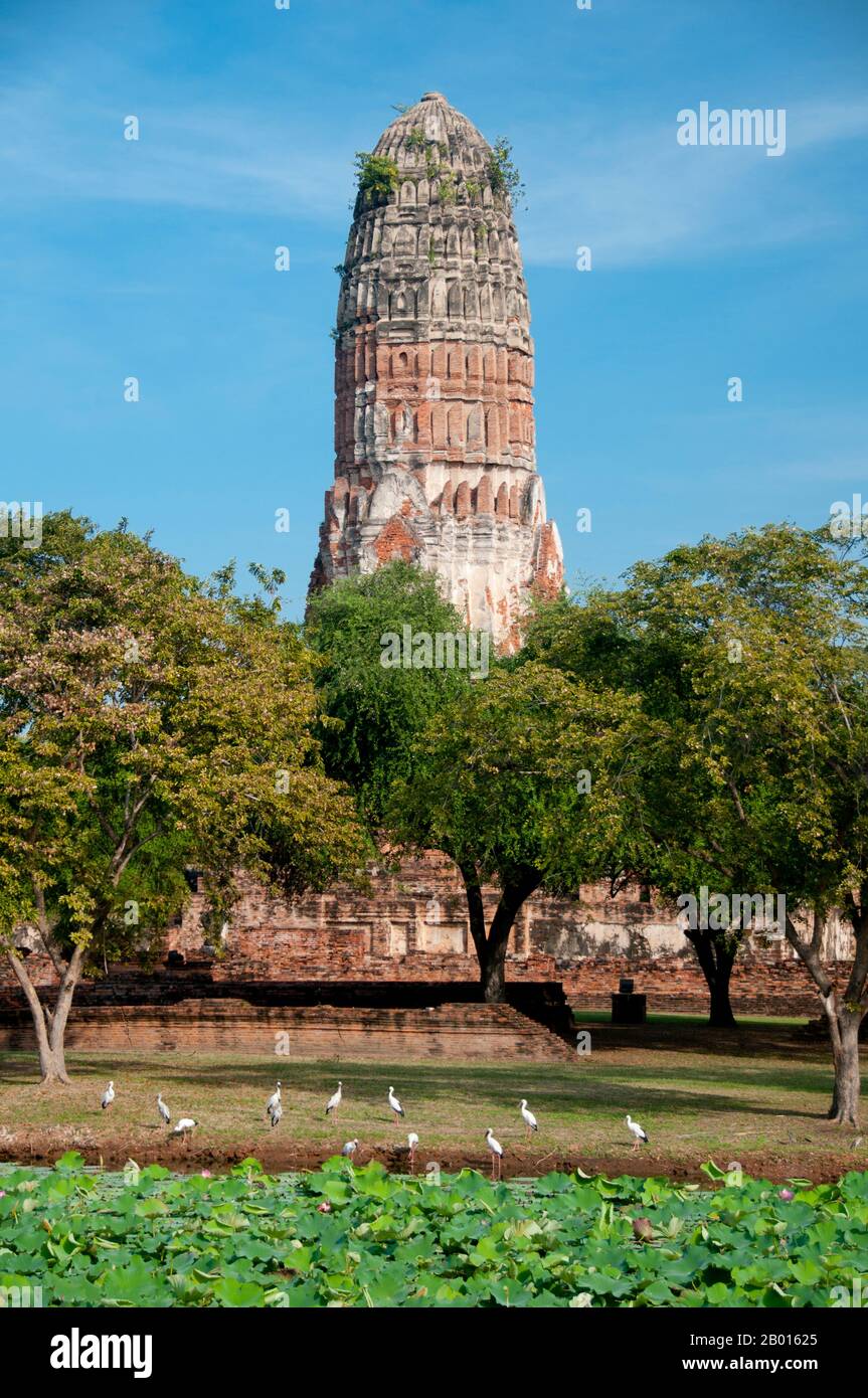 Thailandia: Il magnifico prang in stile Khmer a Wat Phra RAM, Ayutthaya Historical Park. Wat Phra RAM è stato costruito nel 14 ° secolo presumibilmente sul sito di cremazione del re Ramathibodi. Il prang risale al regno del re Borommatrailokanat (r. 1448-1488). Ayutthaya (Ayudhya) era un regno siamese che esisteva dal 1351 al 1767. Ayutthaya era amichevole verso i commercianti stranieri, compreso il cinese, vietnamita (Annamese), indiani, giapponesi e persiani, E poi i portoghesi, spagnoli, olandesi e francesi, permettendo loro di creare villaggi fuori dalle mura della città. Foto Stock