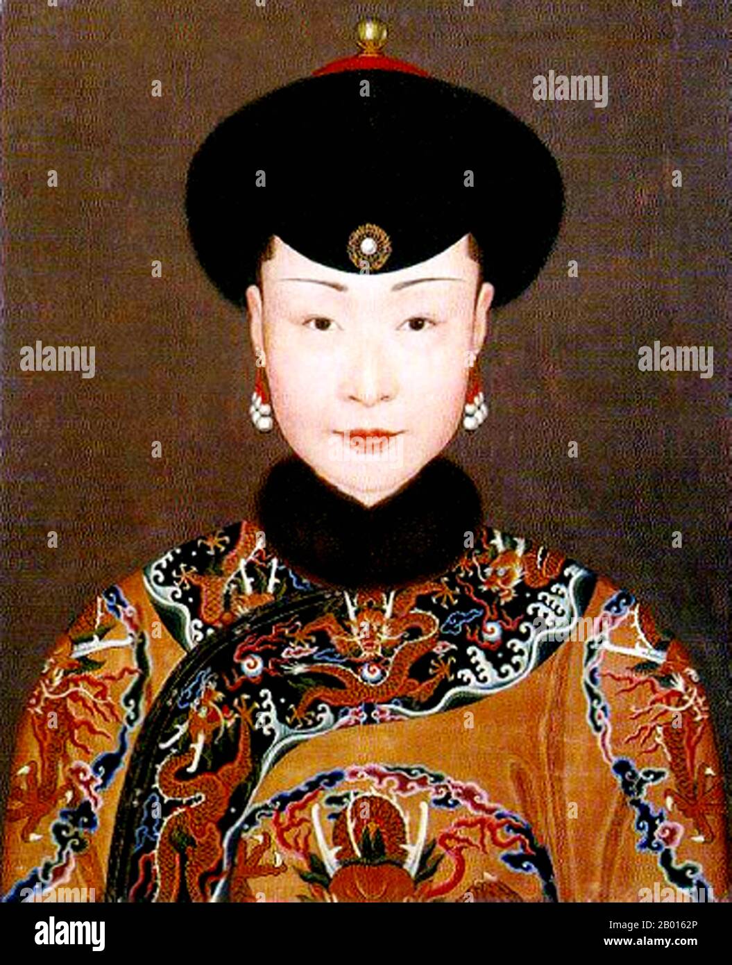 Cina: Imperatrice Nara (11 marzo 1718 - 19 agosto 1766), seconda consorte dell'imperatore Qianlong. Dipinto a scroll appeso di Jean Denis Attiret (1702-1768), c.. 1750. Imperatrice Nara del Clan Nara fu la seconda consorte imperatrice dell'imperatore Qianlong. Originariamente era una consorte imperiale, ma fu elevata dopo la morte dell'imperatrice Xiaoxianchun nel 1748. Accompagnò l'imperatore in vari viaggi, cacce e cerimonie. Alla fine perse la sua autorità come capo dell'harem imperiale nel 1765, forse per il taglio scandaloso dei capelli, anche se non fu mai ufficialmente deposta. Foto Stock