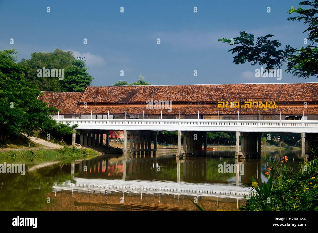 Thailandia: Il ponte coperto sul fiume Ping ospita il mercato folcloristico di Kad Khua Meuang Tha Singh, Lamphun. Lamphun fu la capitale del piccolo ma culturalmente ricco Regno Mon di Haripunchai da circa 750 d.C. al tempo della sua conquista da parte del re Mangrai (il fondatore di Chiang mai) nel 1281. Foto Stock