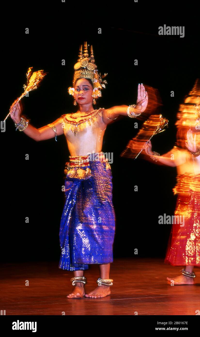 Cambogia: Ballerino, Balletto reale della Cambogia, Phnom Penh. La danza classica Khmer è simile alle danze classiche della Thailandia e della Cambogia. Il Reamker è una versione Khmer del Ramayana ed è uno dei drammi di danza più comunemente eseguiti. Foto Stock