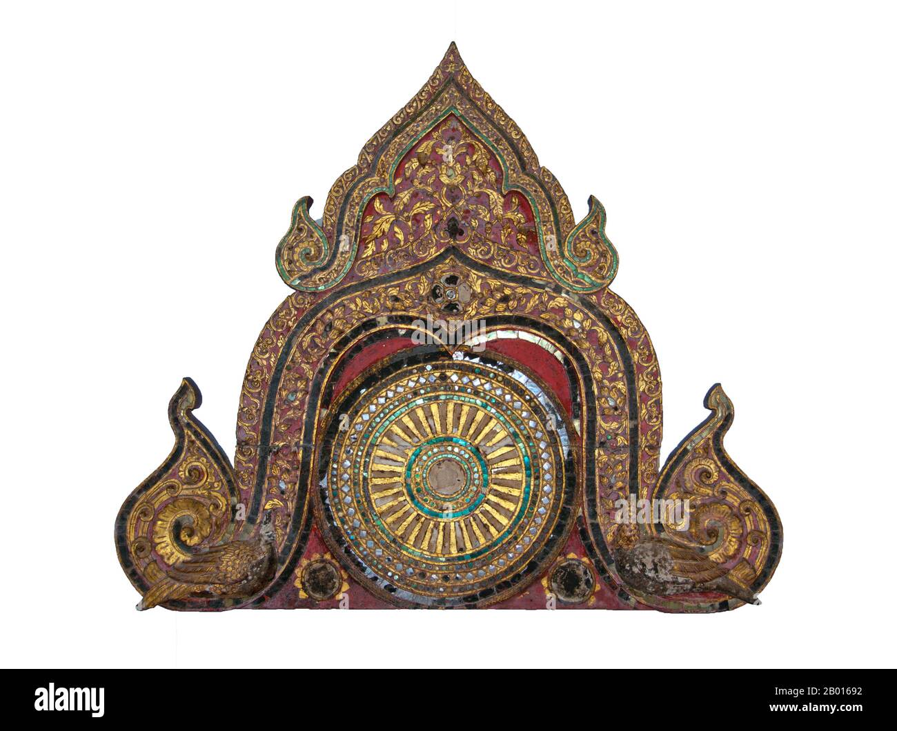 Thailandia: Porta stile Lanna Gable, 20 ° secolo d.C., da Wat Phra che Haripunchai, Museo Nazionale Haripunchai, Lamphun. Lamphun fu la capitale del piccolo ma culturalmente ricco Regno Mon di Haripunchai da circa il 750 d.C. al tempo della sua conquista da parte del re Mangrai (il fondatore di Chiang mai) nel 1281. Foto Stock