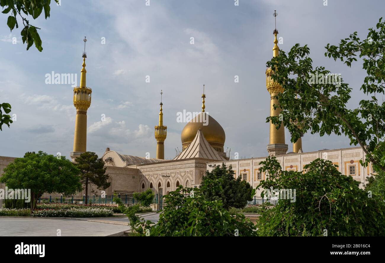 Teheran, Iran - 20 maggio 2019: Masoleum di Ayatollah Ruhollah Khomeini con alberi e piazza a Teheran, Iran. Foto Stock