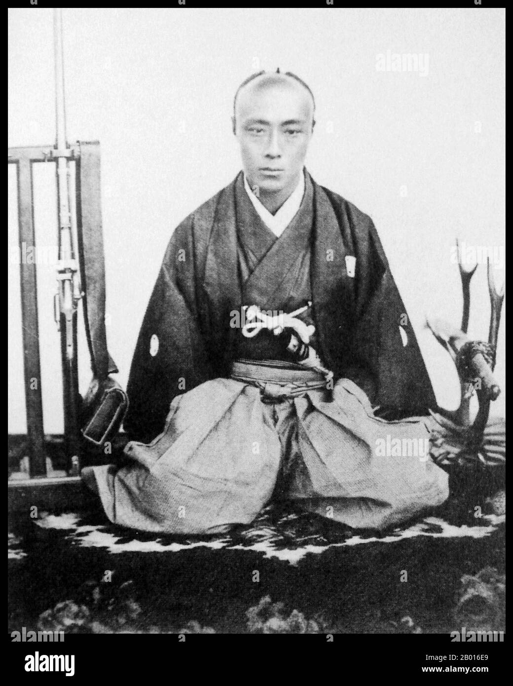Giappone: Tokugawa Yoshinobu (28 ottobre 28 1837 – 22 novembre 1913), 15° e ultimo governatore del Tokugawa Shogunate (r. 1866-1867). Verticale, c.. 1860. Tokugawa Yoshinobu, nato Matsudaira Shichiromaro e conosciuto anche come Keiki, fu il quindicesimo e ultimo shogun dello shogunato Tokugawa. Fu scelto per succedere a Tokugawa Iemochi nel 1866, e immediatamente ordinò massicce riforme governative. Egli modernizzò l'esercito giapponese e acquistò attrezzature straniere, ma fu costretto a dimettersi nel 1867 da Daimyos ribellanti, che portarono alla guerra di Boshin. Yoshinobu è andato in pensione tranquilla mentre il Giappone è cambiato. Foto Stock
