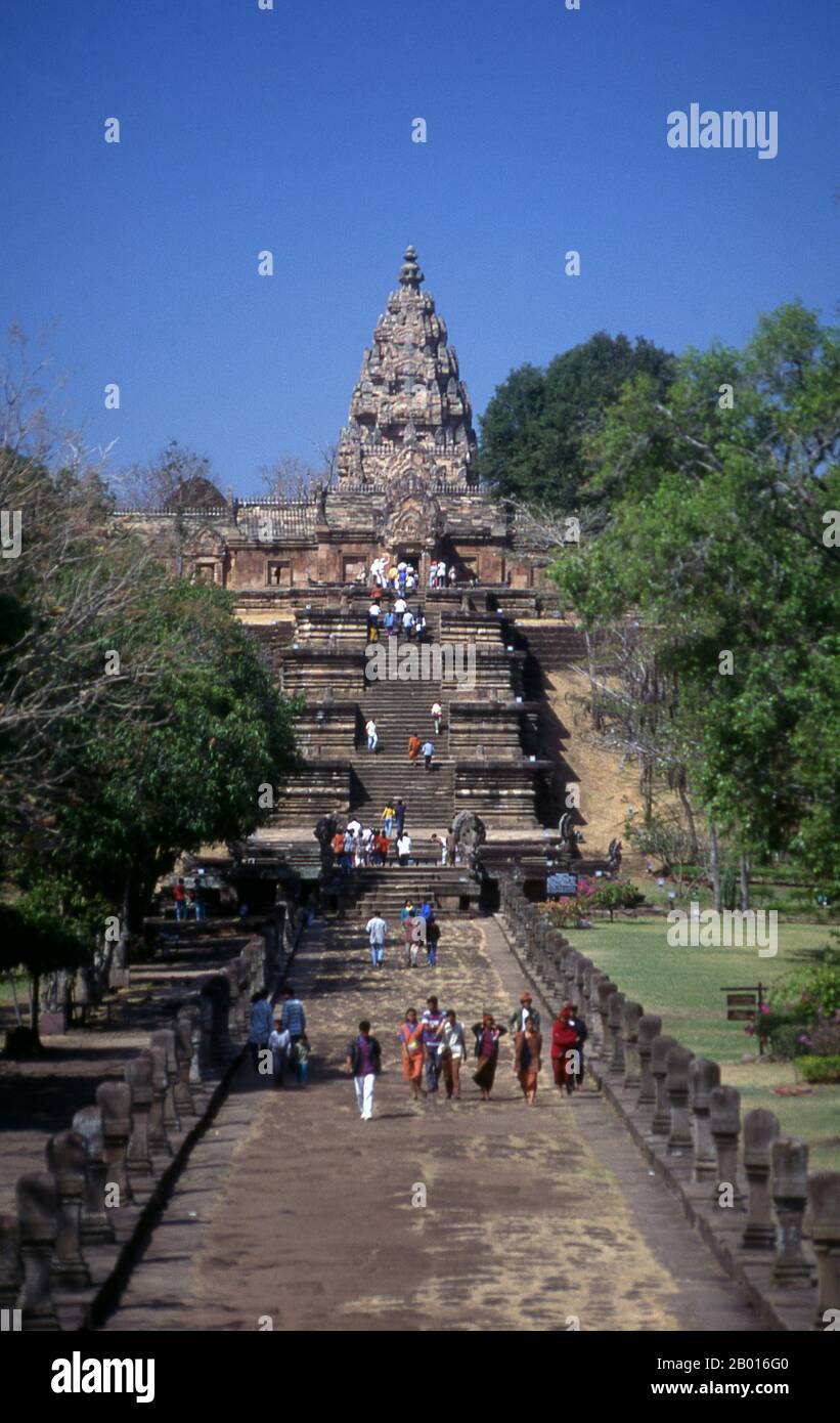 Prasat Hin Phanom Rung (Phanom Rung Stone Castle) è un complesso di templi Khmer situato sul bordo di un vulcano estinto a 1.320 piedi sul livello del mare, nella provincia di Buriram nella regione di Isaan in Thailandia. Fu costruita in arenaria e laterite nei secoli 10th-13th. Era un santuario indù dedicato a Shiva, e simboleggia il monte Kailash, la sua dimora celeste. Foto Stock