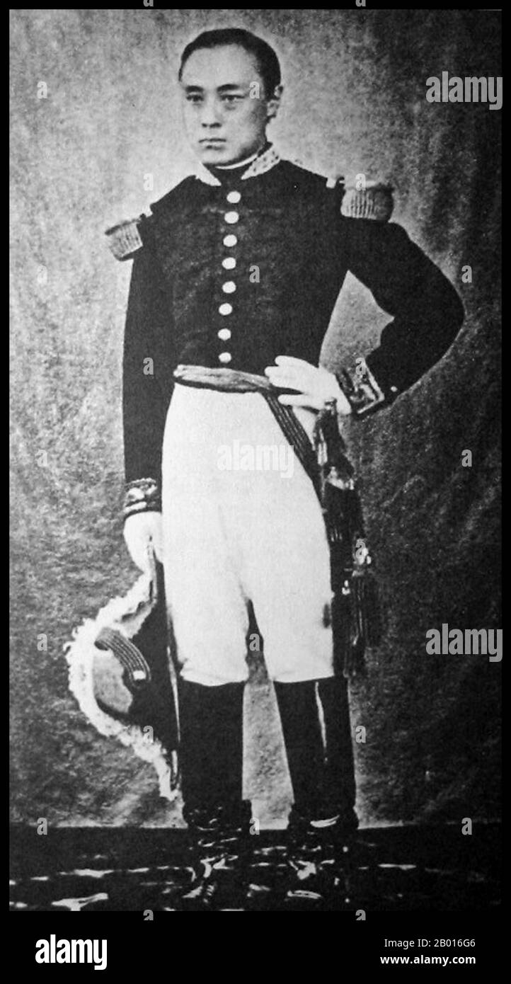 Giappone: Tokugawa Yoshinobu (28 ottobre 28 1837 – 22 novembre 1913), 15° e ultimo governatore del Tokugawa Shogunate (r. 1866-1867). Verticale, c.. 1867. Tokugawa Yoshinobu, nato Matsudaira Shichiromaro e conosciuto anche come Keiki, fu il quindicesimo e ultimo shogun dello shogunato Tokugawa. Fu scelto per succedere a Tokugawa Iemochi nel 1866, e immediatamente ordinò massicce riforme governative. Egli modernizzò l'esercito giapponese e acquistò attrezzature straniere, ma fu costretto a dimettersi nel 1867 da Daimyos ribellanti, che portarono alla guerra di Boshin. Yoshinobu è andato in pensione tranquilla mentre il Giappone è cambiato. Foto Stock