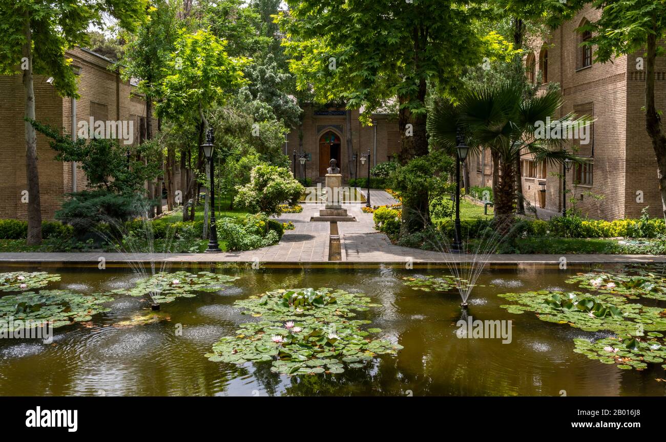 Teheran, Iran - 21 maggio 2019: Giardino Negarestan con stagno e fontana in Teheran, Iran. Foto Stock
