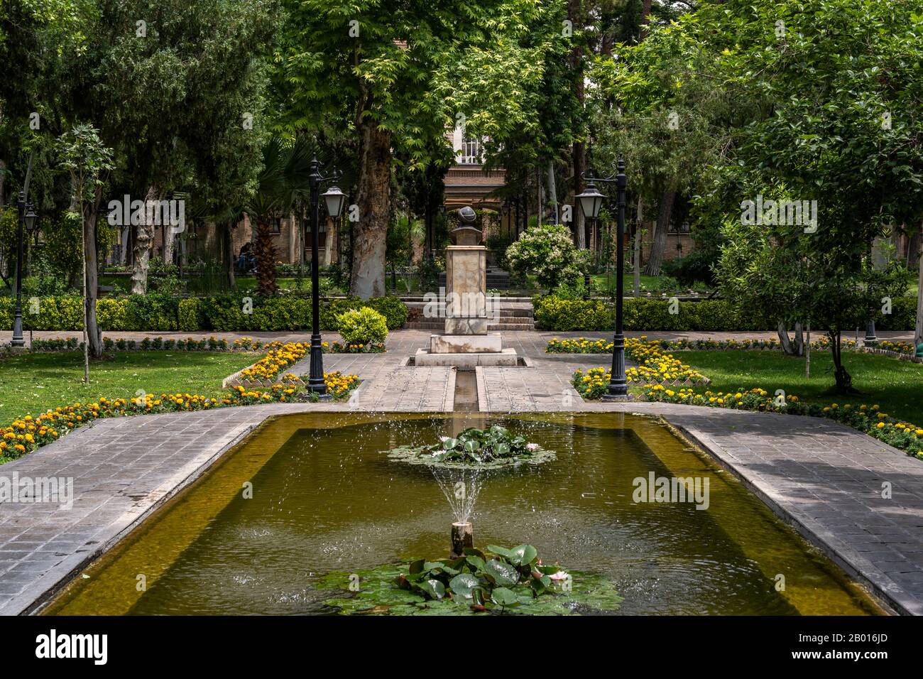 Teheran, Iran - 21 maggio 2019: Giardino Negarestan con stagno e fontana in Teheran, Iran. Foto Stock