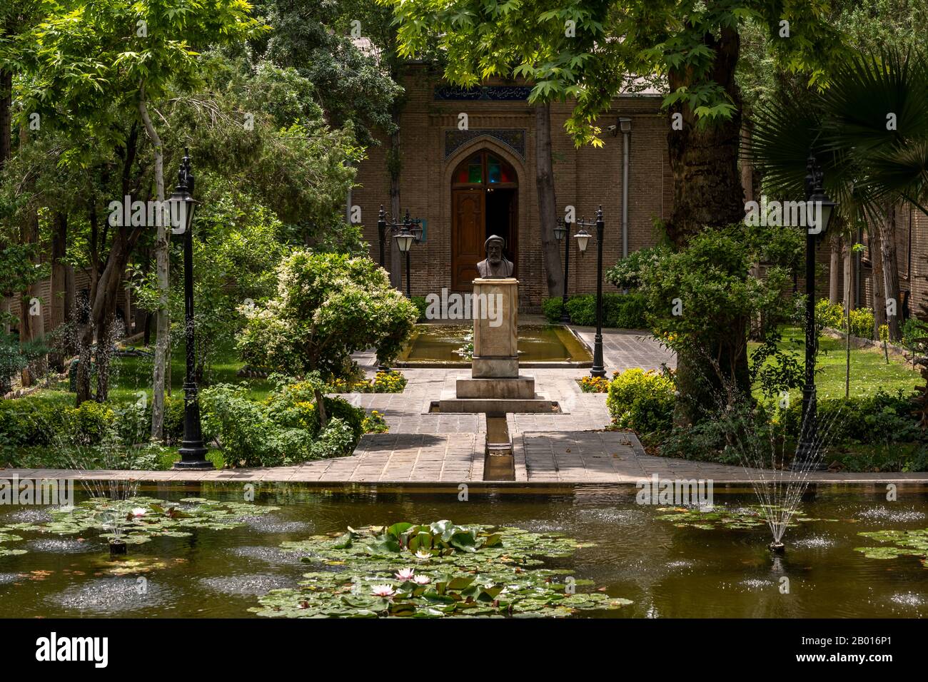 Teheran, Iran - 21 maggio 2019: Giardino Negarestan con stagno e fontana in Teheran, Iran. Foto Stock