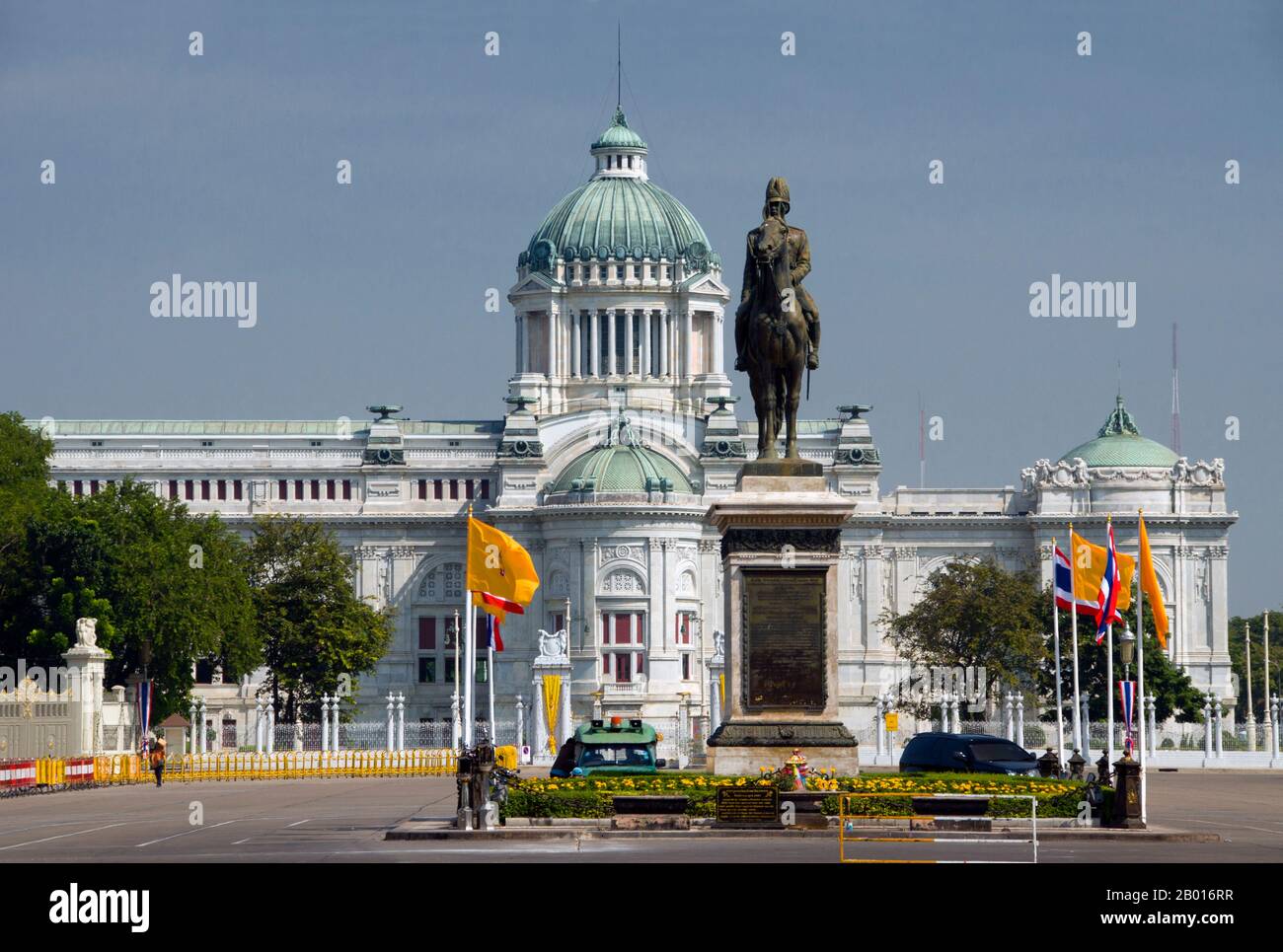 Thailandia: Statua equestre del re Chulalongkorn (Rama V) e la Sala del trono di Ananta Samakorn, Bangkok. Phra Bat Somdet Phra Poramintharamaha Chulalongkorn Phra Chunla Chom Klao Chao Yu Hua, o Rama V (20 settembre 1853 – 23 ottobre 1910), è stato il quinto monarca del Siam sotto la Casa di Chakri. La Sala del Trono di Ananta Samakhom fu commissionata per la prima volta durante il regno di Re Chulalongkorn. Fu utilizzato come sede del Partito popolare durante i quattro giorni della Rivoluzione del 1932 (24-27 giugno), che trasformò il sistema politico della Thailandia da monarchia assoluta a sistema costituzionale. Foto Stock