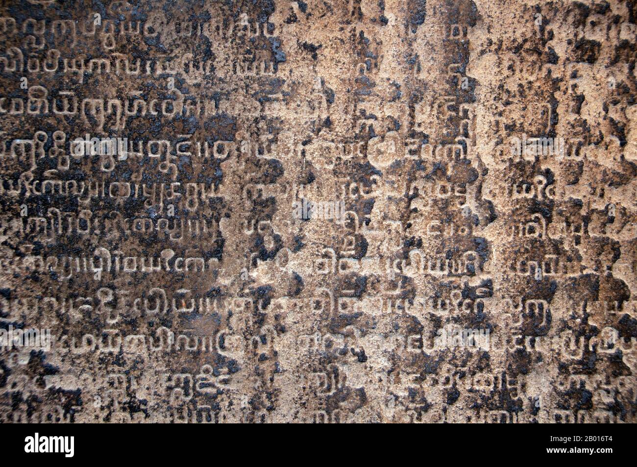 Thailandia: Pietre di Iscrizione Lanna, sala di Iscrizione, Museo Nazionale Haripunchai, Lamphun. Lo script Tai Tham, noto anche come script Lanna, è utilizzato per tre lingue viventi: La Tailandese settentrionale (cioè, Kam Mueang), Tai Lü e Khün. Inoltre, lo script Lanna è utilizzato anche per Lao Tham (o vecchio Lao) e altre varianti dialettali in foglie di palma buddista e taccuini. Lo script è noto anche come script Tham o Yuan. Lamphun fu la capitale del piccolo ma culturalmente ricco Regno Mon di Haripunchai da circa il 750 d.C. al tempo della sua conquista da parte del re Mangrai nel 1281. Foto Stock