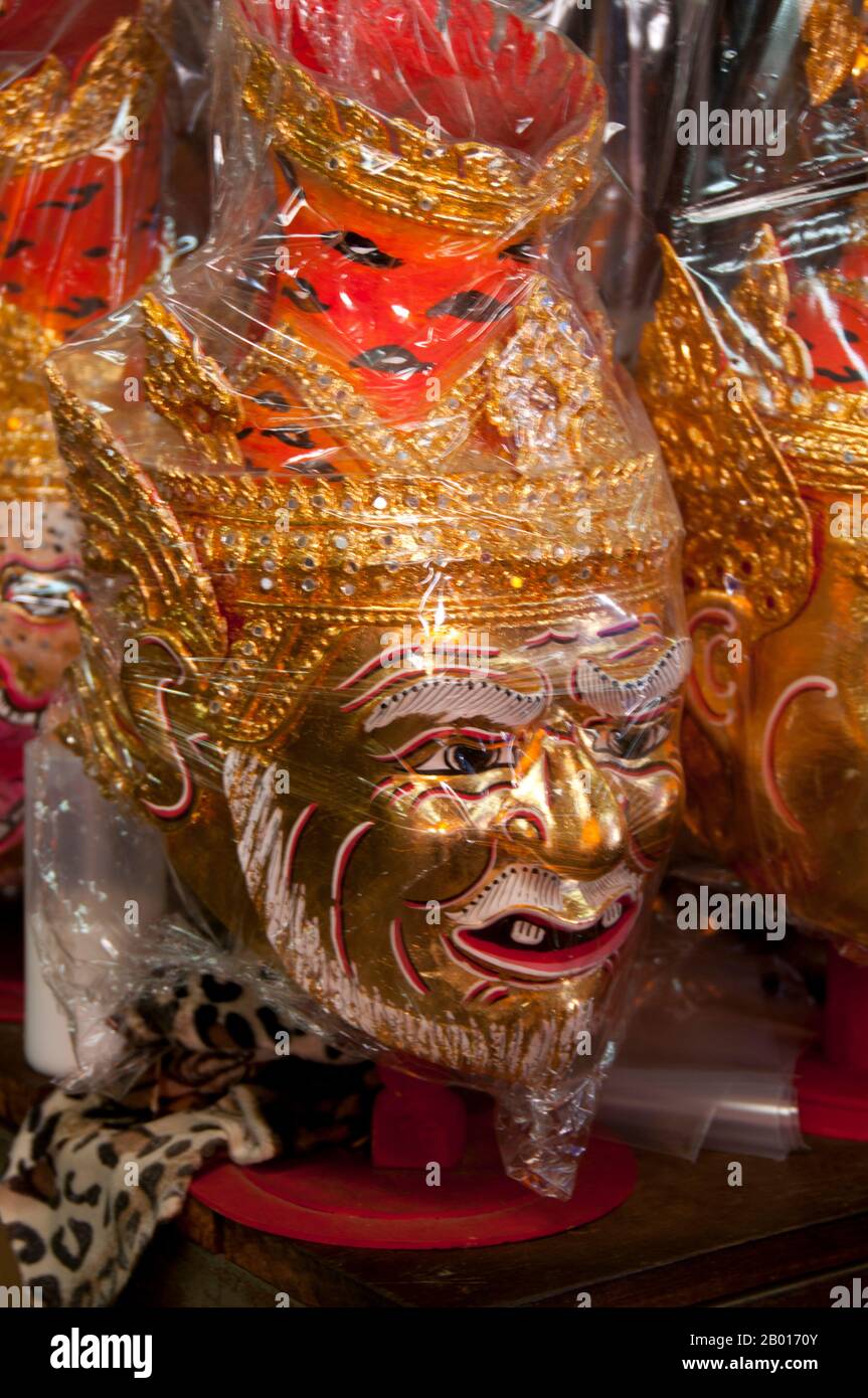Thailandia: Maschere Khon, amuleto e paraphernalia mercato religioso a Wat Ratchanatda, Bangkok. Khon è un dramma di danza classica thailandese che spesso incorpora personaggi del Ramakien, la propria interpretazione della classica Ramayana indiana da parte della Thailandia. Il mercato della paraphernalia religiosa all'interno dei terreni di Wat Ratchanatda vende immagini di Buddha e fascino buddista in tutte le forme e dimensioni, nonché una varietà di divinità indù indiane e articoli religiosi cinesi. Wat Ratchanadfaram fu costruito su ordine del re Nangklao (Rama III) per la mamma Chao Ying Sommanus Wattanavadi nel 1846. Foto Stock