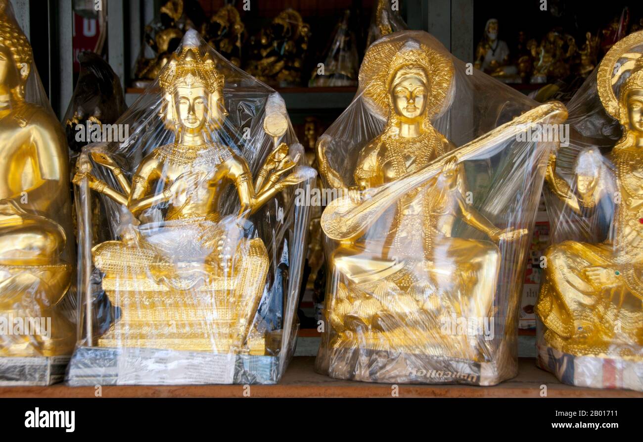 Il mercato religioso paraphernalia all'interno dei terreni di Wat Ratchanatda vende immagini di Buddha e fascino buddista in tutte le forme e dimensioni, così come una varietà di divinità indù indiane e articoli religiosi cinesi. Wat Ratchanaddaram fu costruito su ordine del re Nangklao (Rama III) per Mum Chao Ying Sommanus Wattanavadi nel 1846. Il tempio è conosciuto per la Loha Prasada (Loha Prasat), una struttura a più livelli alta 36 m e con 37 guglie metalliche. E' solo il terzo Loha Prasada (Palazzo Brasiliano o Monastero di ferro) ad essere costruito e modellato secondo quelli precedenti in India e Anuradhapura, Foto Stock