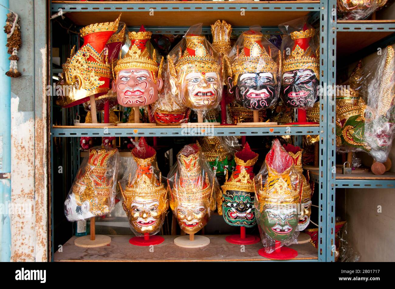 Thailandia: Maschere Khon, amuleto e paraphernalia mercato religioso a Wat Ratchanatda, Bangkok. Khon è un dramma di danza classica thailandese che spesso incorpora personaggi del Ramakien, la propria interpretazione della classica Ramayana indiana da parte della Thailandia. Il mercato della paraphernalia religiosa all'interno dei terreni di Wat Ratchanatda vende immagini di Buddha e fascino buddista in tutte le forme e dimensioni, nonché una varietà di divinità indù indiane e articoli religiosi cinesi. Wat Ratchanadfaram fu costruito su ordine del re Nangklao (Rama III) per la mamma Chao Ying Sommanus Wattanavadi nel 1846. Foto Stock