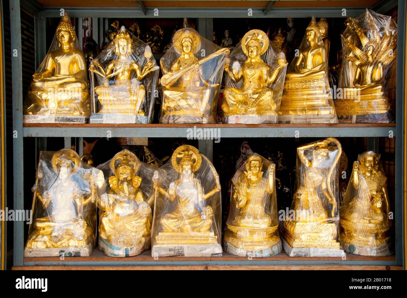 Thailandia: Mercato amuleto e paraphernalia religiosa a Wat Ratchanatda, Bangkok. Il mercato della paraphernalia religiosa all'interno dei terreni di Wat Ratchanatda vende immagini di Buddha e fascino buddista in tutte le forme e dimensioni, nonché una varietà di divinità indù indiane e oggetti cinesi. Wat Ratchanadfaram fu costruito su ordine del re Nangklao (Rama III) per la mamma Chao Ying Sommanus Wattanavadi nel 1846. Il tempio è meglio conosciuto per la Loha Prasada (Loha Prasat), una struttura a più livelli alta 36 m e con 37 guglie metalliche. E' solo il terzo Loha Prasada (Palazzo Brazen o Monastero di ferro). Foto Stock