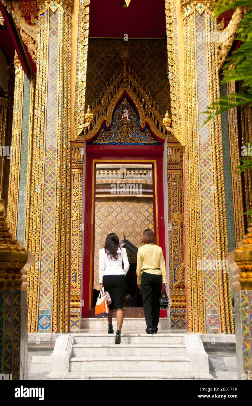Thailandia: I fedeli entrano nel chiostro circolare, Wat Ratchabophit, Bangkok. Wat Ratchabophit (Rajabophit) fu costruito durante il regno di Re Chulalongkorn (Rama V, 1868 - 1910). Il tempio mescola stili architettonici orientali e occidentali ed è noto per il suo chiostro circolare che racchiude il grande chedi in stile Sri Lanka e che collega l'ubosot (bot) a nord con il viharn a sud. Foto Stock