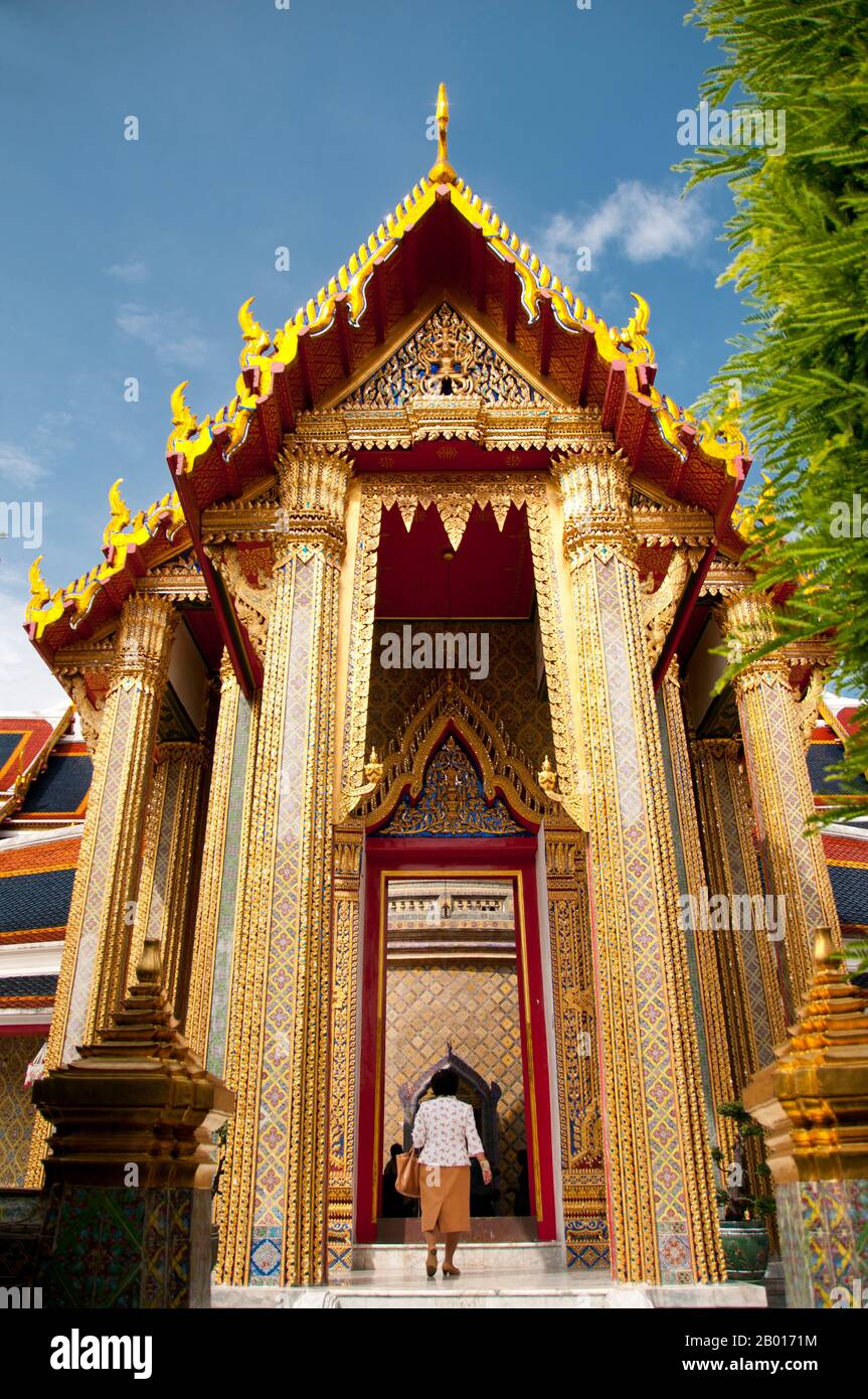 Thailandia: I fedeli entrano nel chiostro circolare, Wat Ratchabophit, Bangkok. Wat Ratchabophit (Rajabophit) fu costruito durante il regno di Re Chulalongkorn (Rama V, 1868 - 1910). Il tempio mescola stili architettonici orientali e occidentali ed è noto per il suo chiostro circolare che racchiude il grande chedi in stile Sri Lanka e che collega l'ubosot (bot) a nord con il viharn a sud. Foto Stock