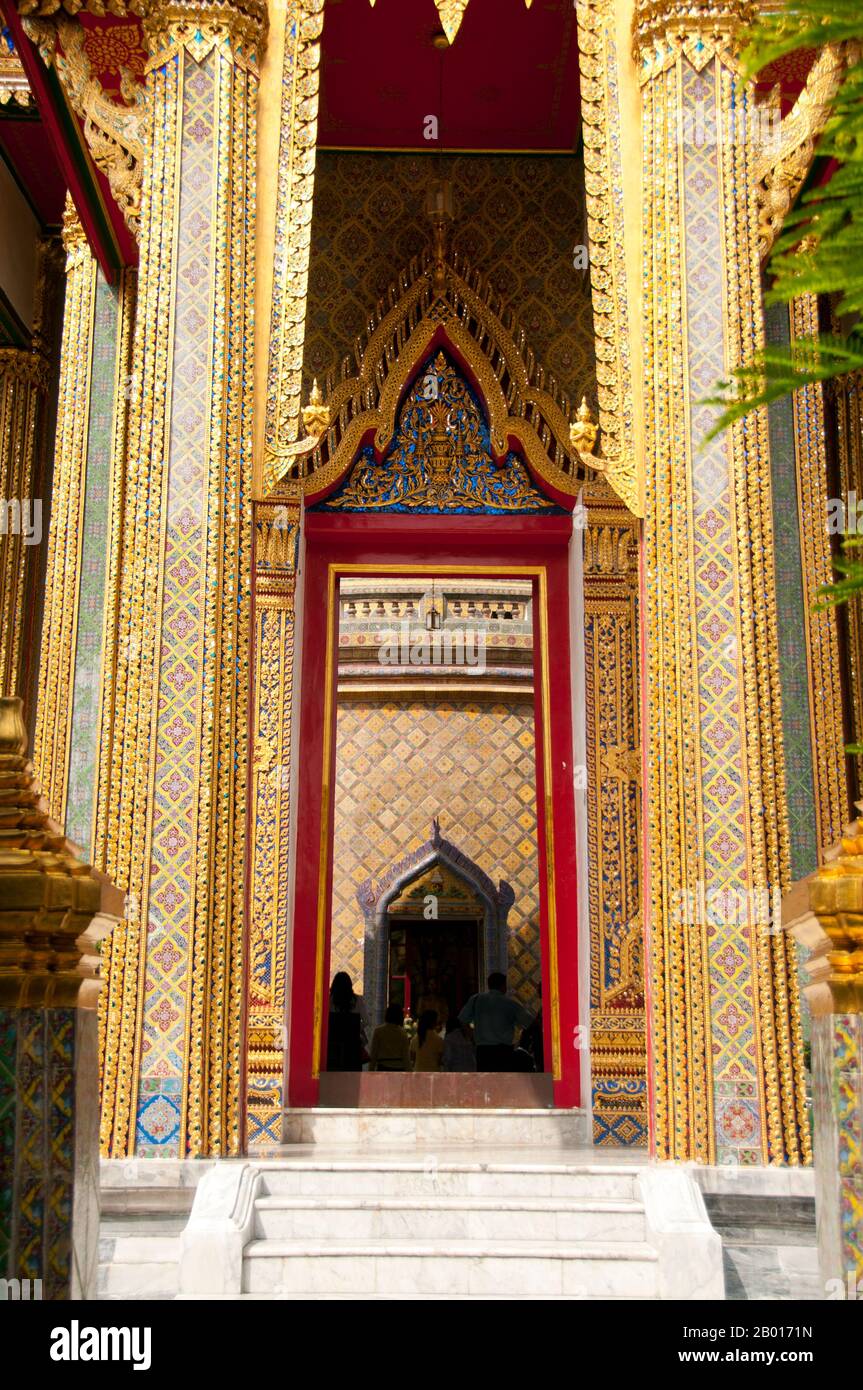 Thailandia: Ingresso al chiostro circolare, Wat Ratchabophit, Bangkok. Wat Ratchabophit (Rajabophit) fu costruito durante il regno di Re Chulalongkorn (Rama V, 1868 - 1910). Il tempio mescola stili architettonici orientali e occidentali ed è noto per il suo chiostro circolare che racchiude il grande chedi in stile Sri Lanka e che collega l'ubosot (bot) a nord con il viharn a sud. Foto Stock